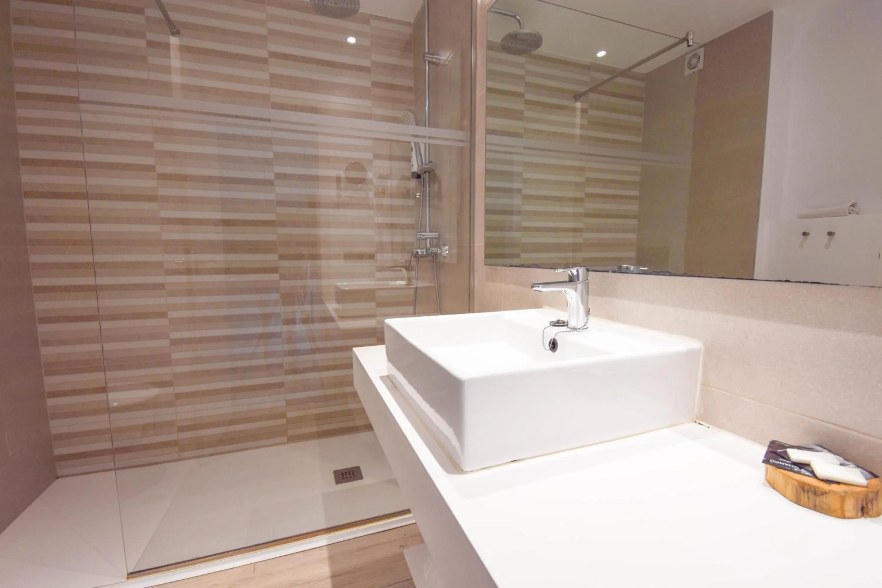 Photo of the whole room in Houm Plaza Son Rigo