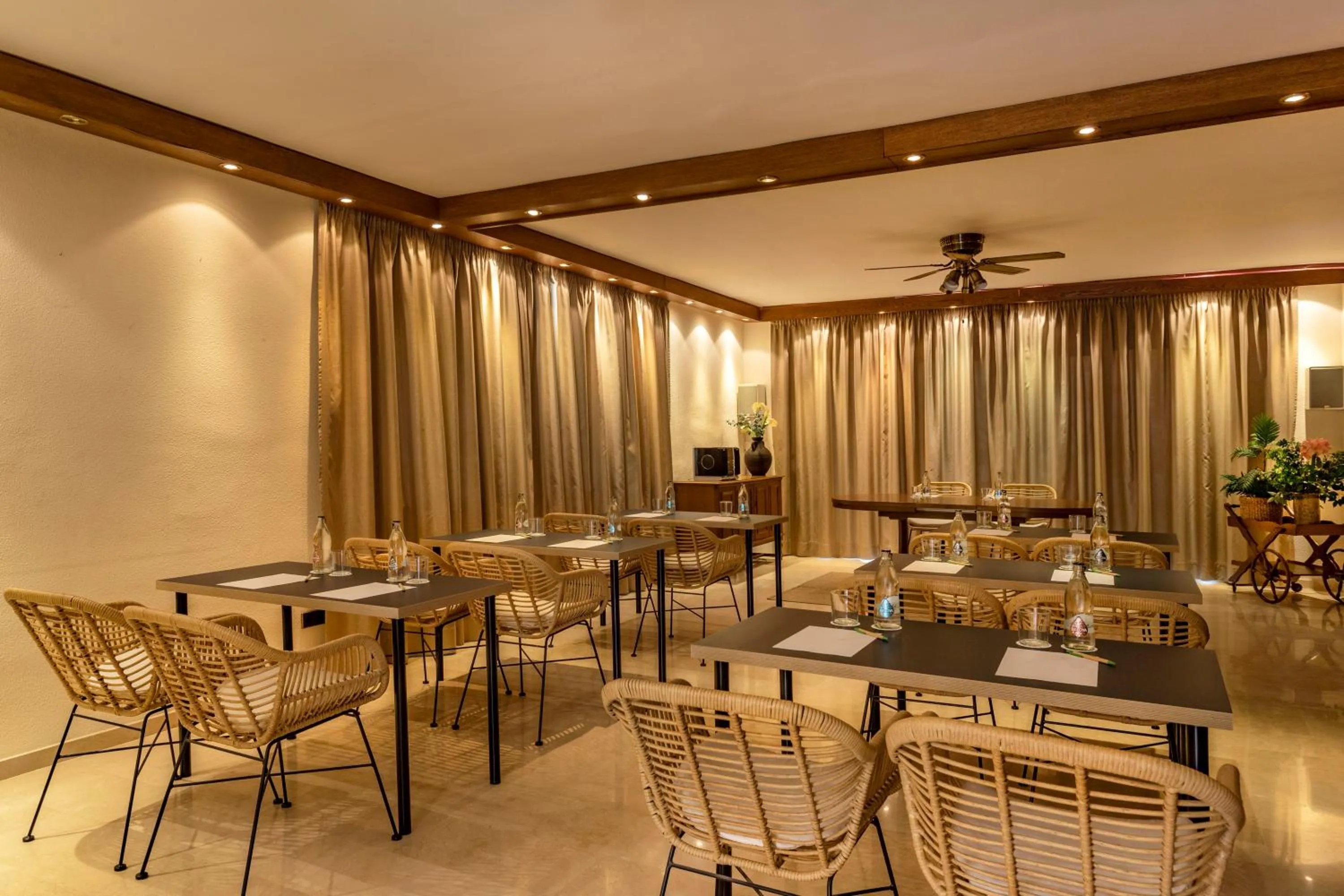 Business facilities in Houm Plaza Son Rigo