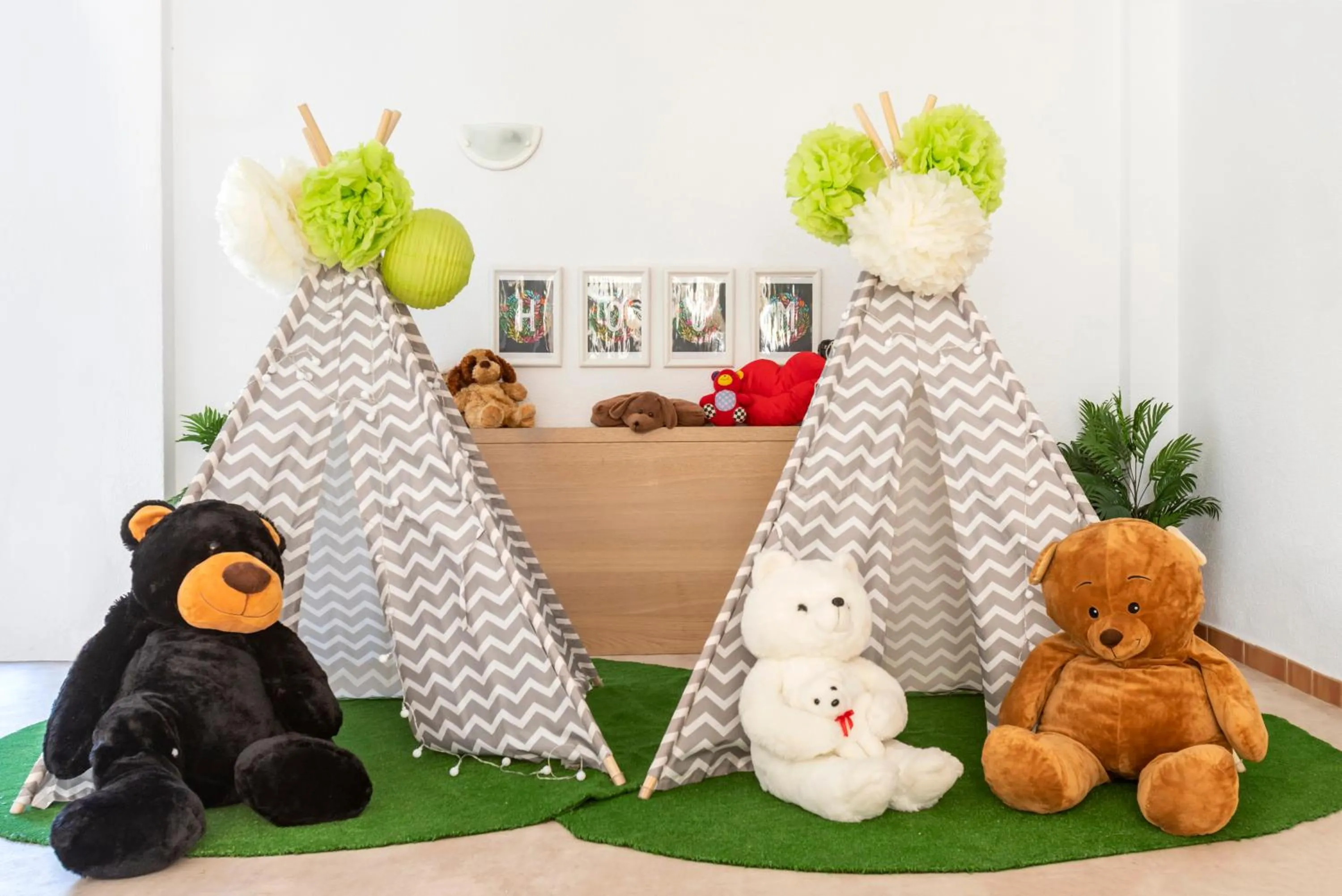 children in Houm Plaza Son Rigo