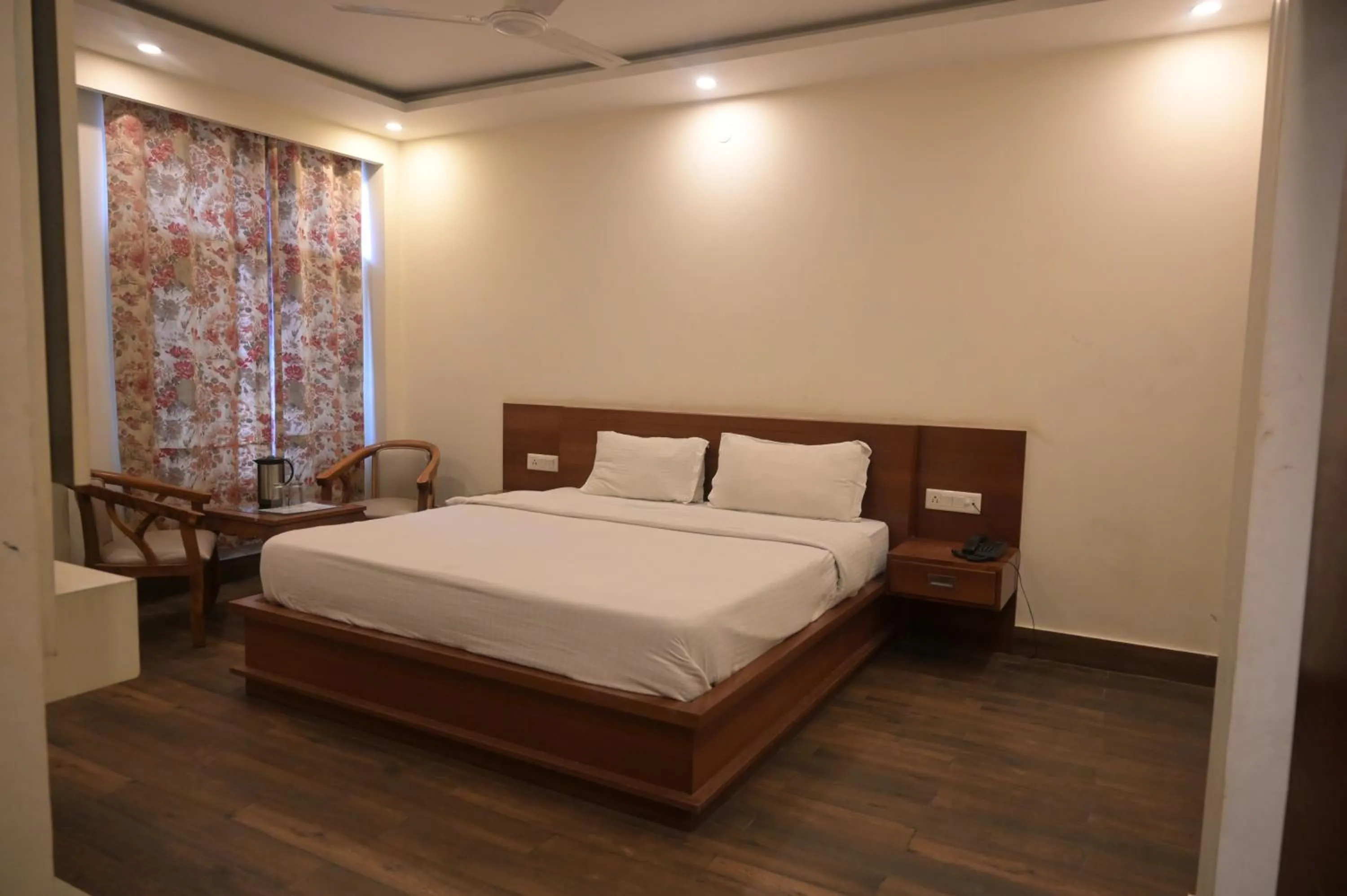 Bed in hotel apple blossom 2 minutes walking from Mall road