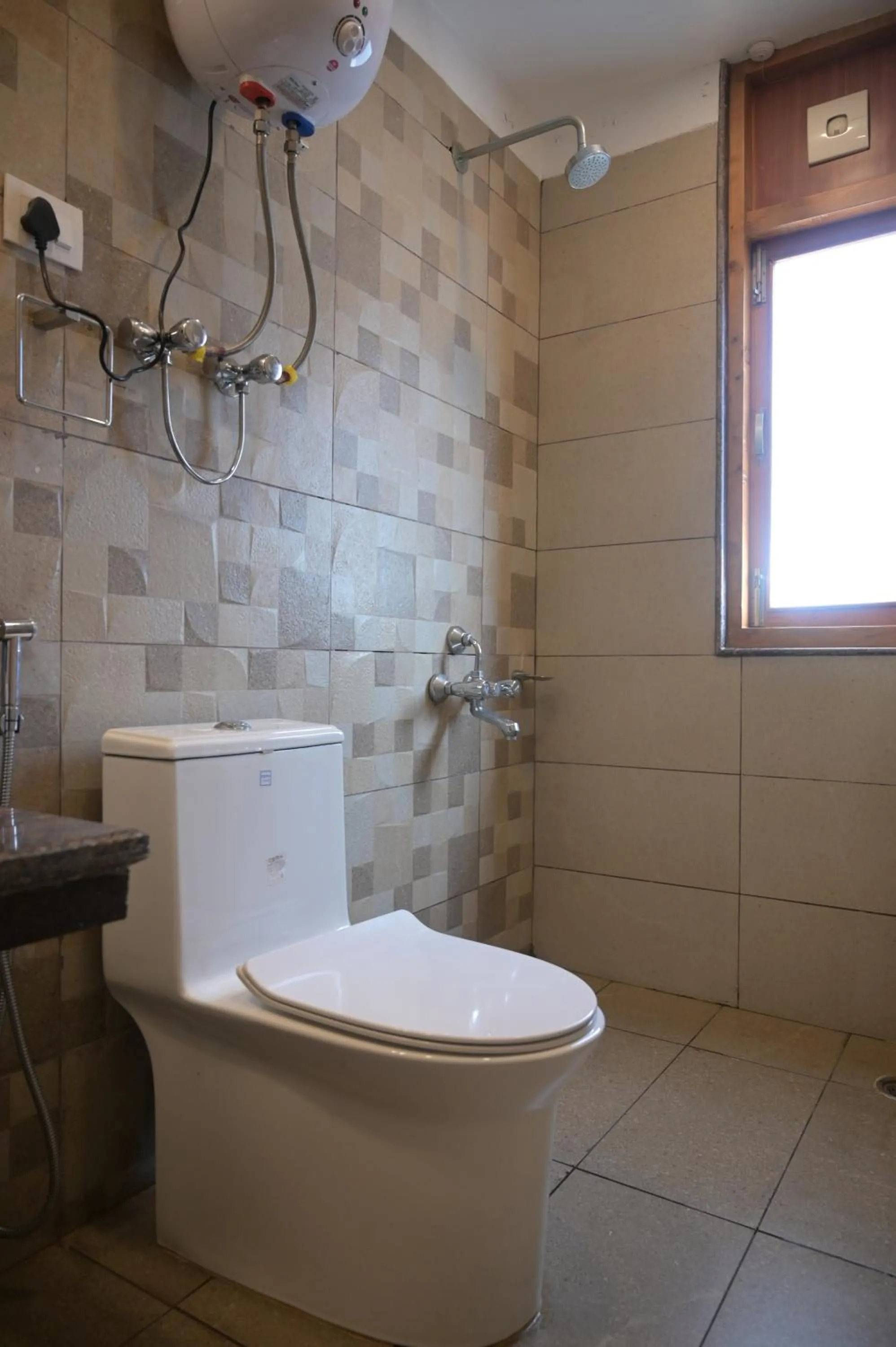 hotel apple blossom 2 minutes walking from Mall road