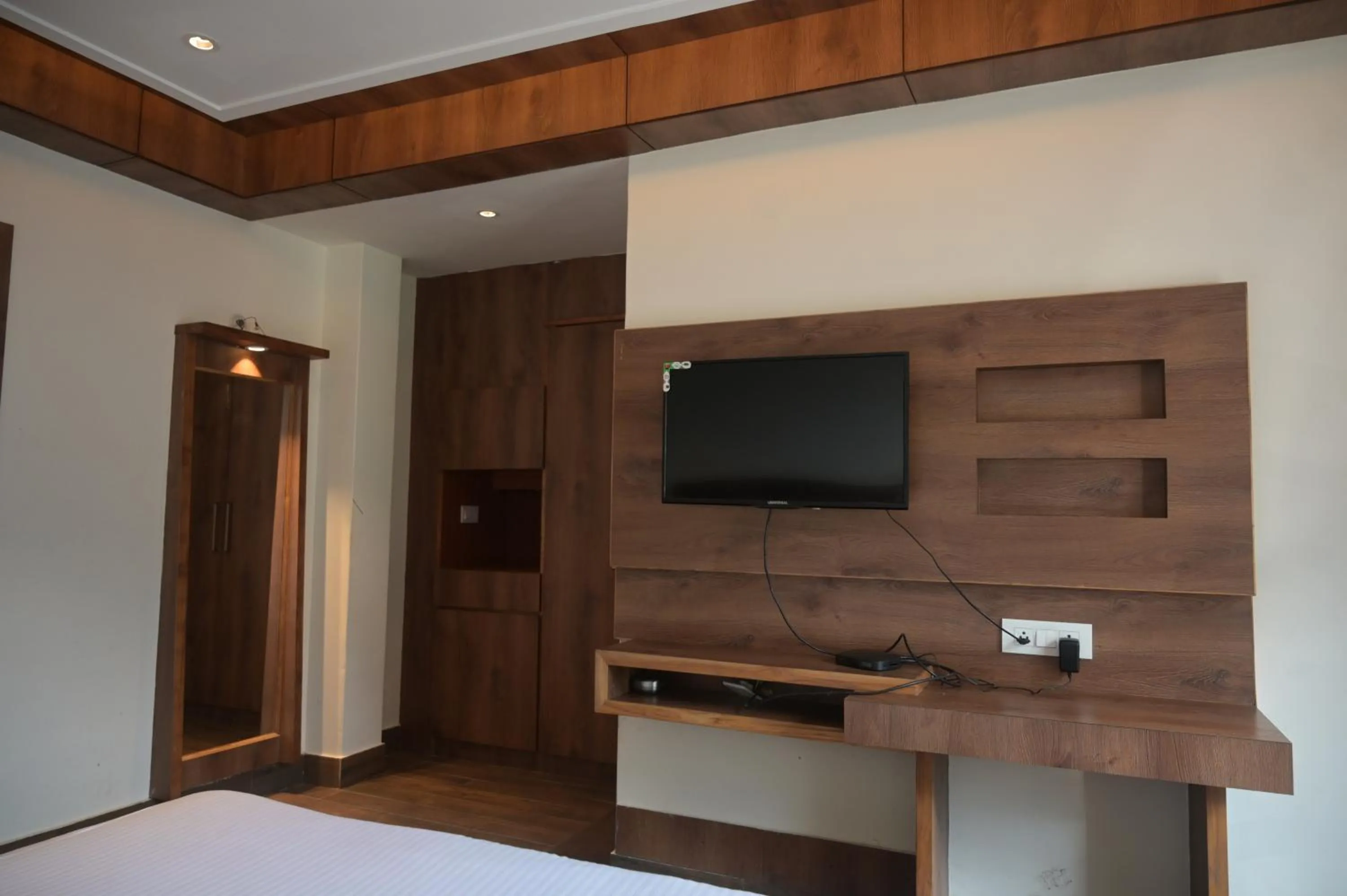 Bed in hotel apple blossom 2 minutes walking from Mall road