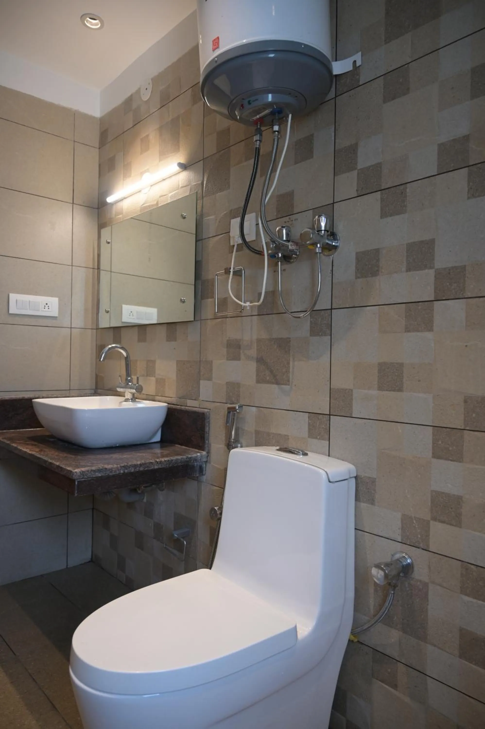 hotel apple blossom 2 minutes walking from Mall road