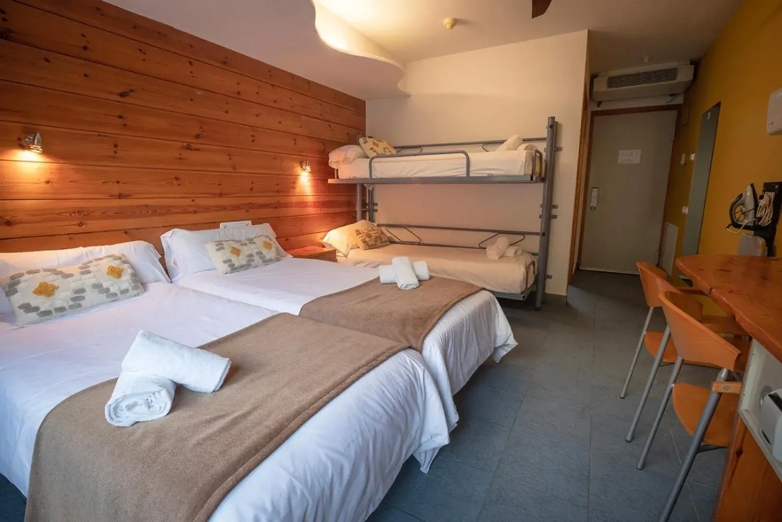 Quadruple Room in Hotel Restaurant Les Brases Quadruple Room in Hotel Restaurant Les Brases