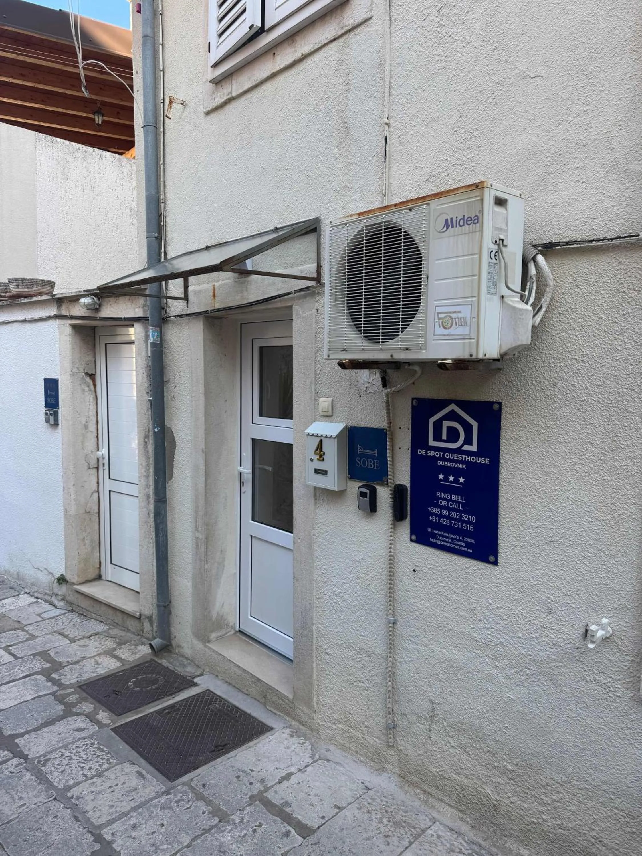 Property building in De Spot Guest House - Pile Old Town Gate