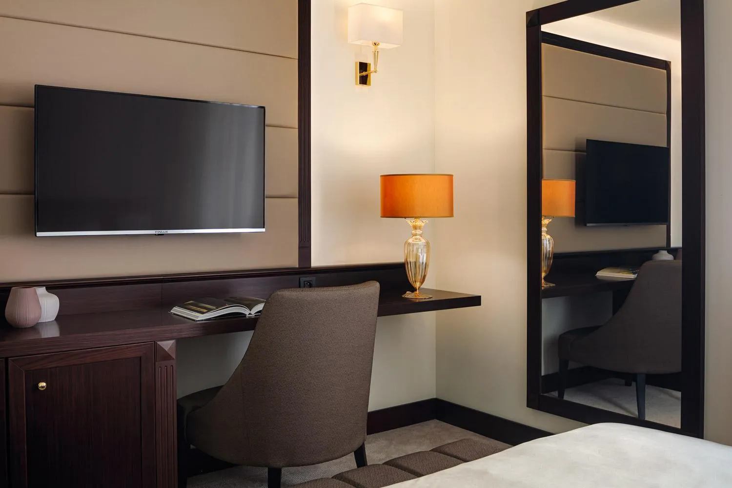 TV and multimedia, Bed in Boutique Hotel Saxonia