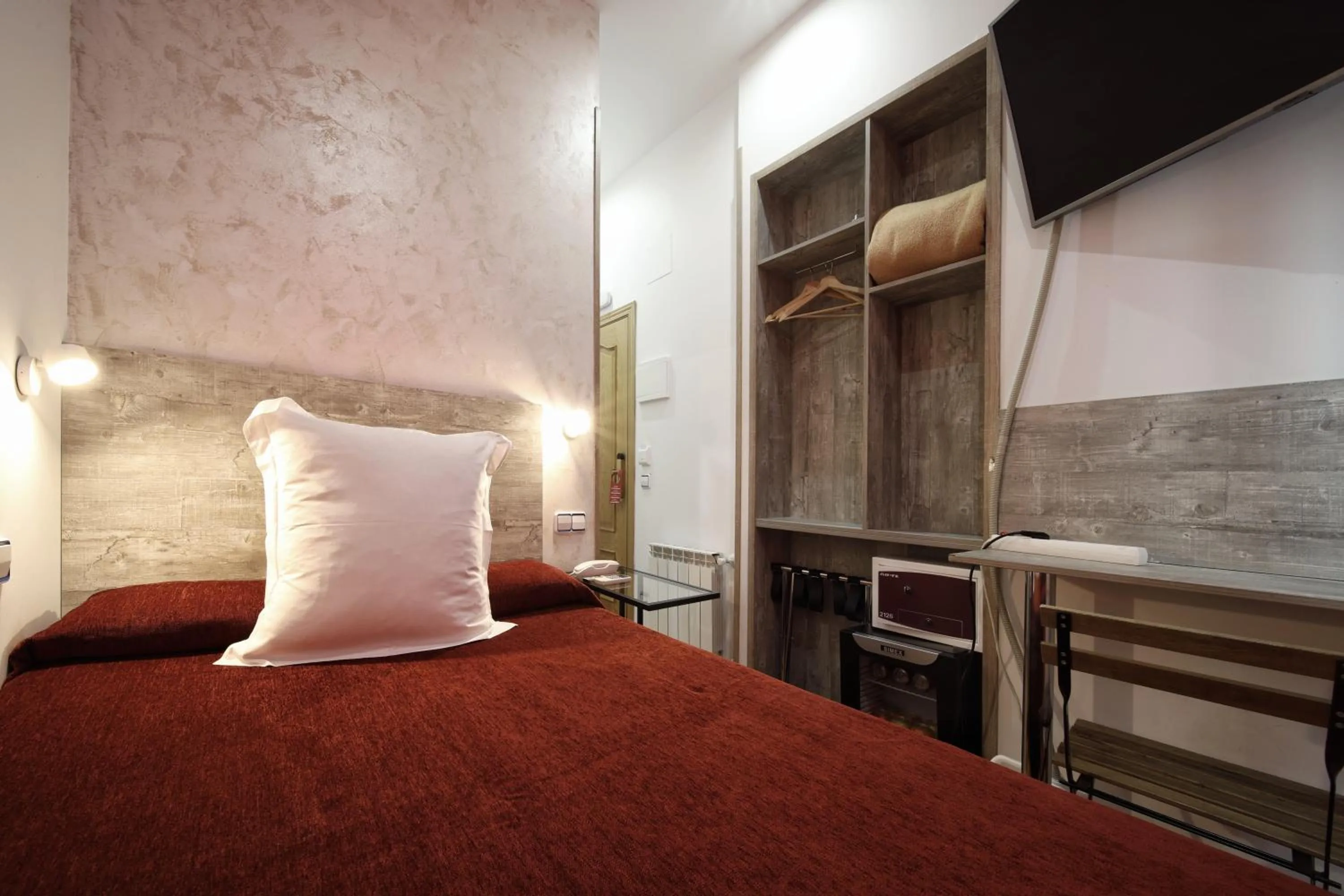 TV and multimedia, Bed in Hostal Las Fuentes