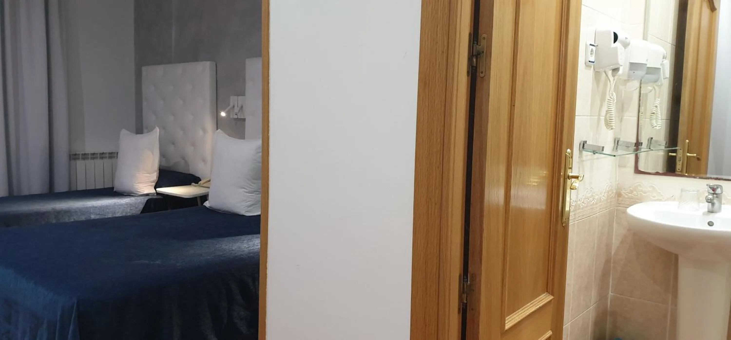 Bathroom, Bed in Hostal Las Fuentes