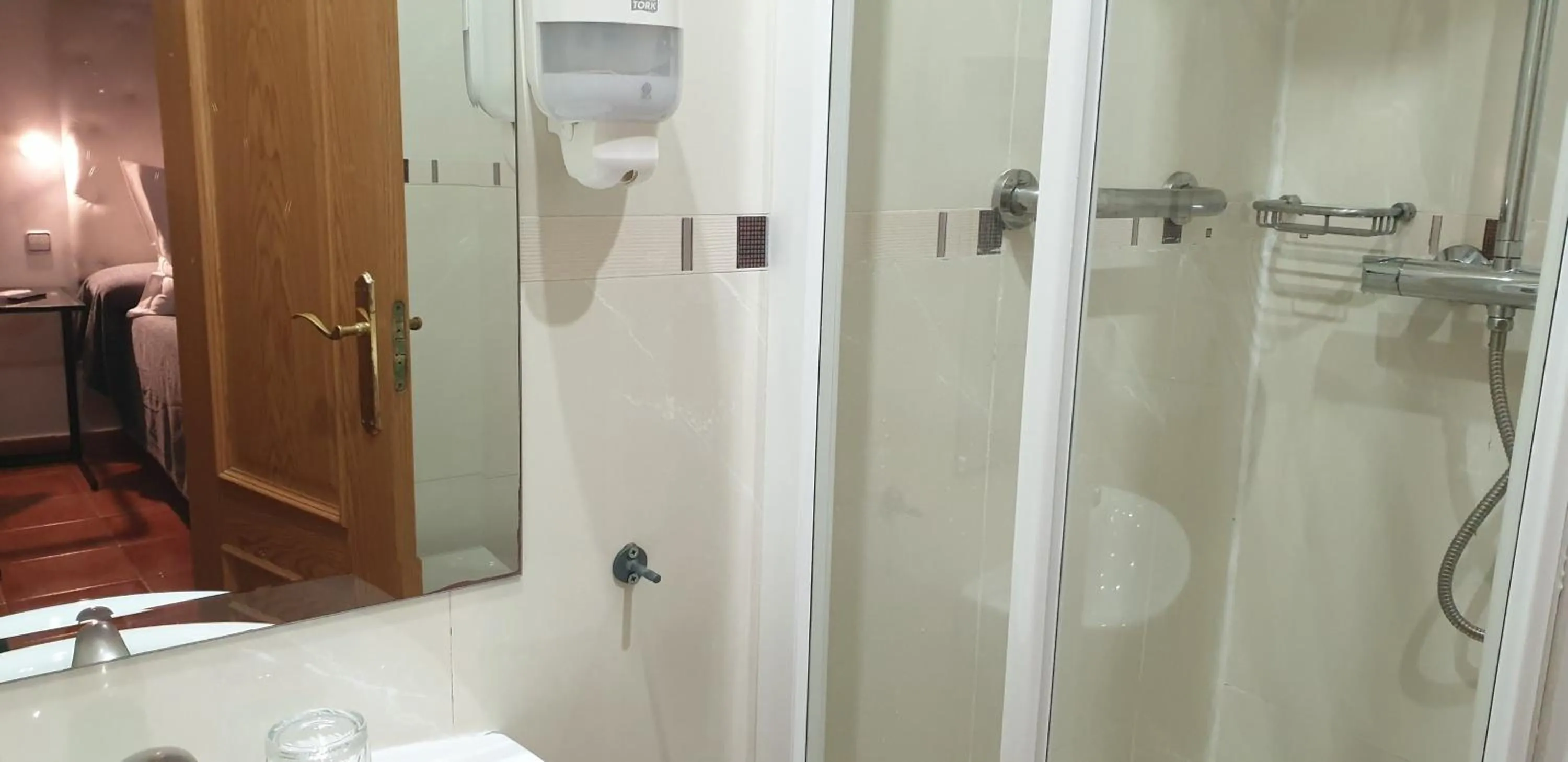 Shower in Hostal Las Fuentes