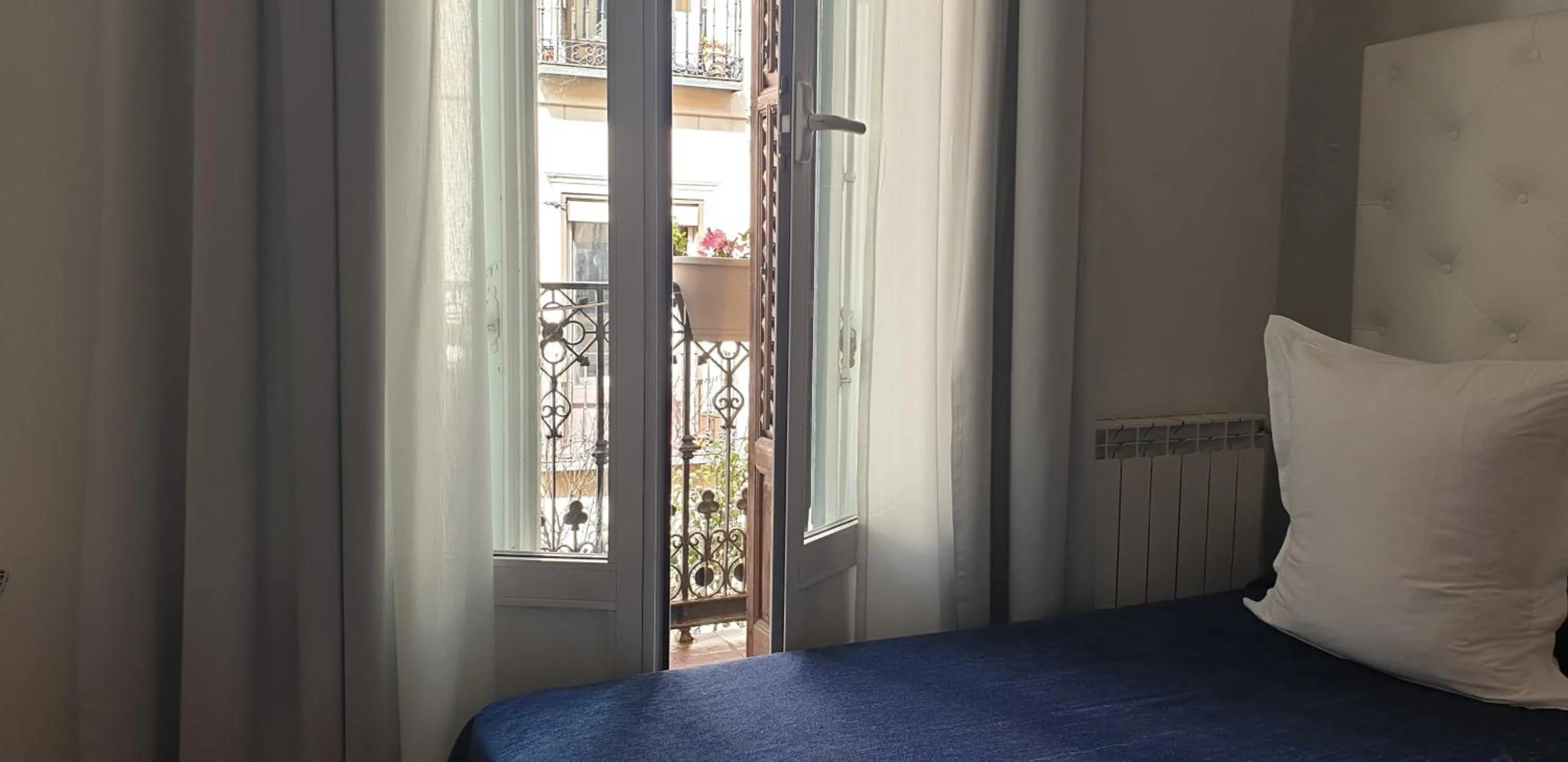 Balcony/Terrace, Bed in Hostal Las Fuentes