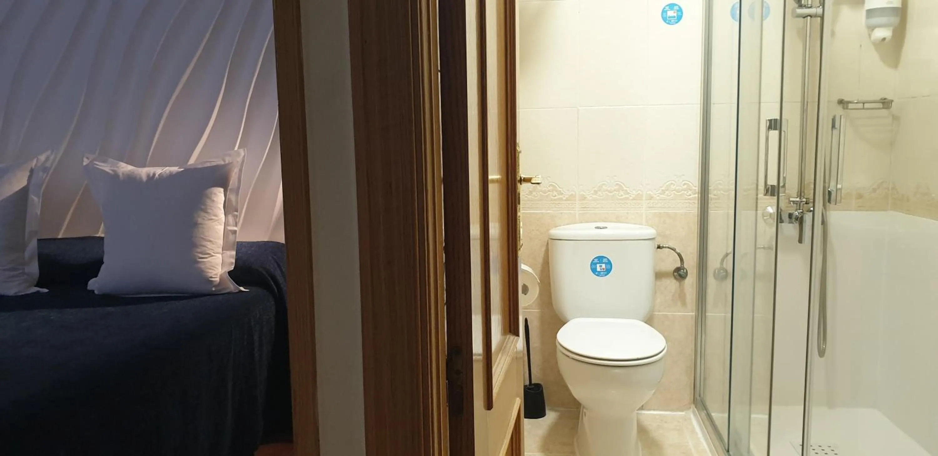 Shower in Hostal Las Fuentes