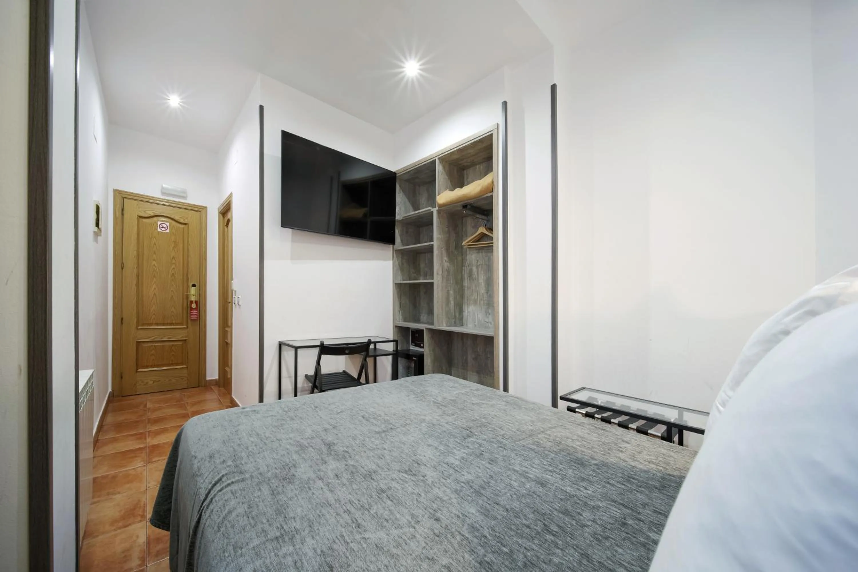 TV and multimedia, Bed in Hostal Las Fuentes