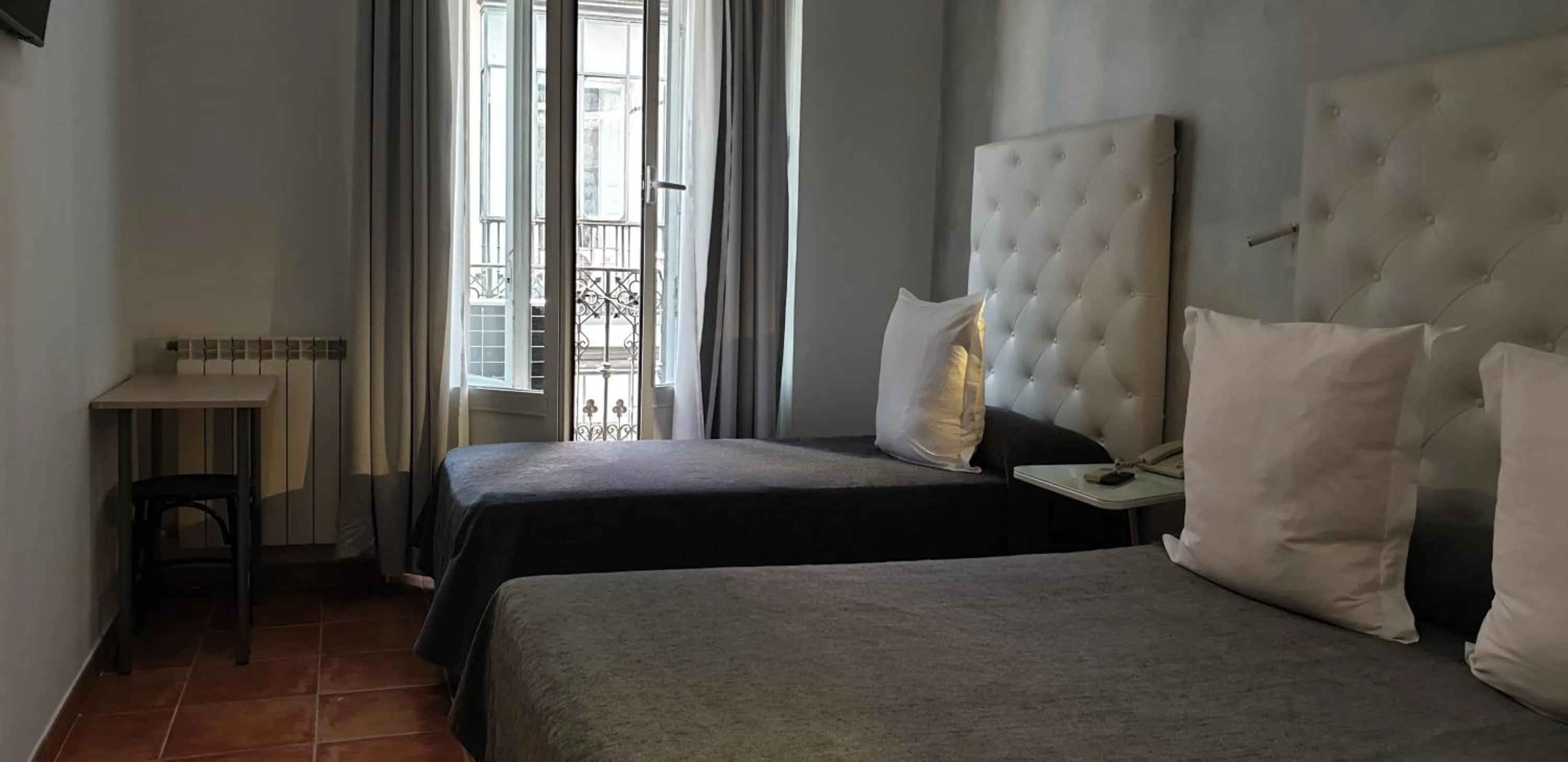 Balcony/Terrace, Bed in Hostal Las Fuentes