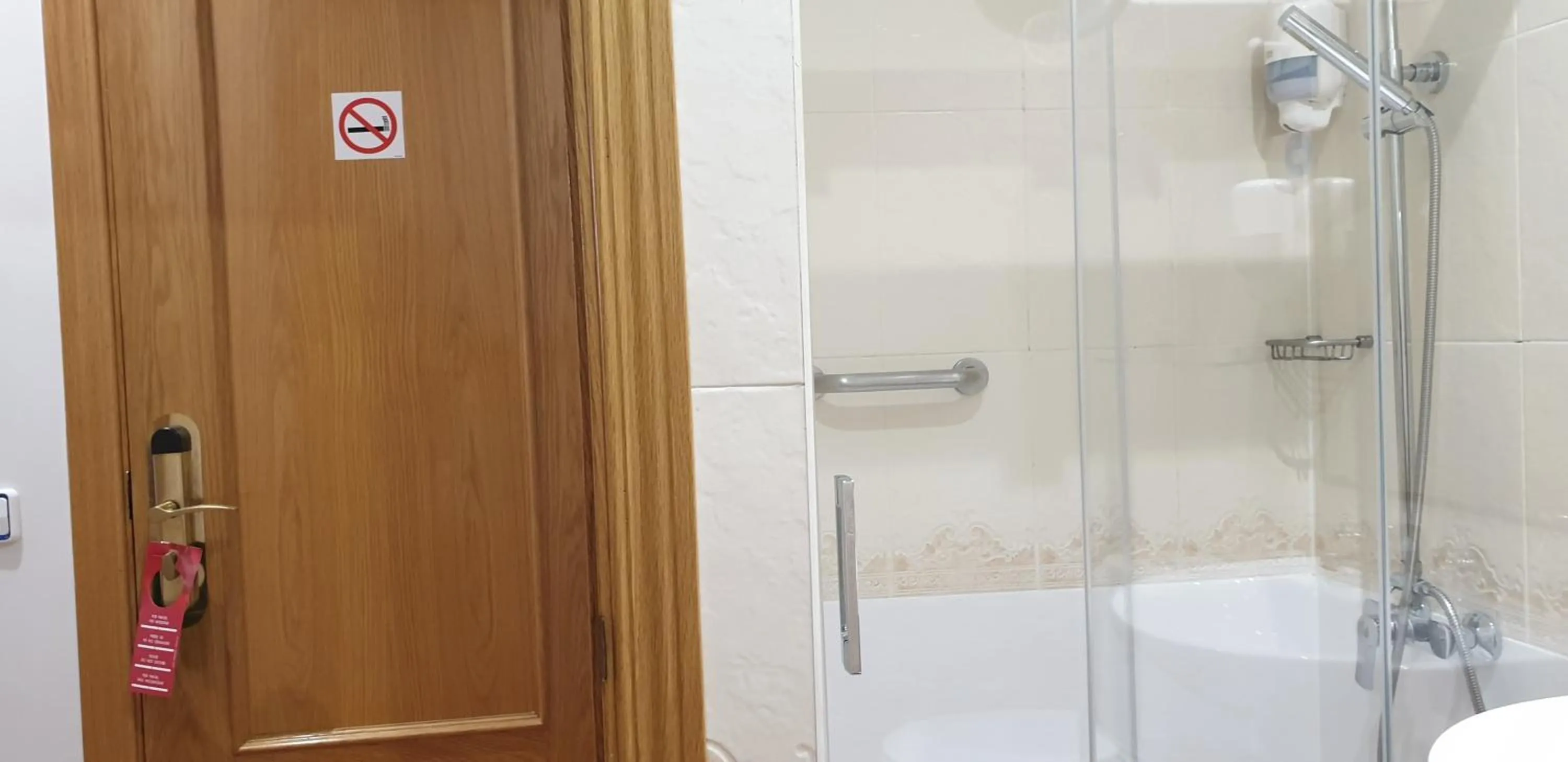 Shower in Hostal Las Fuentes