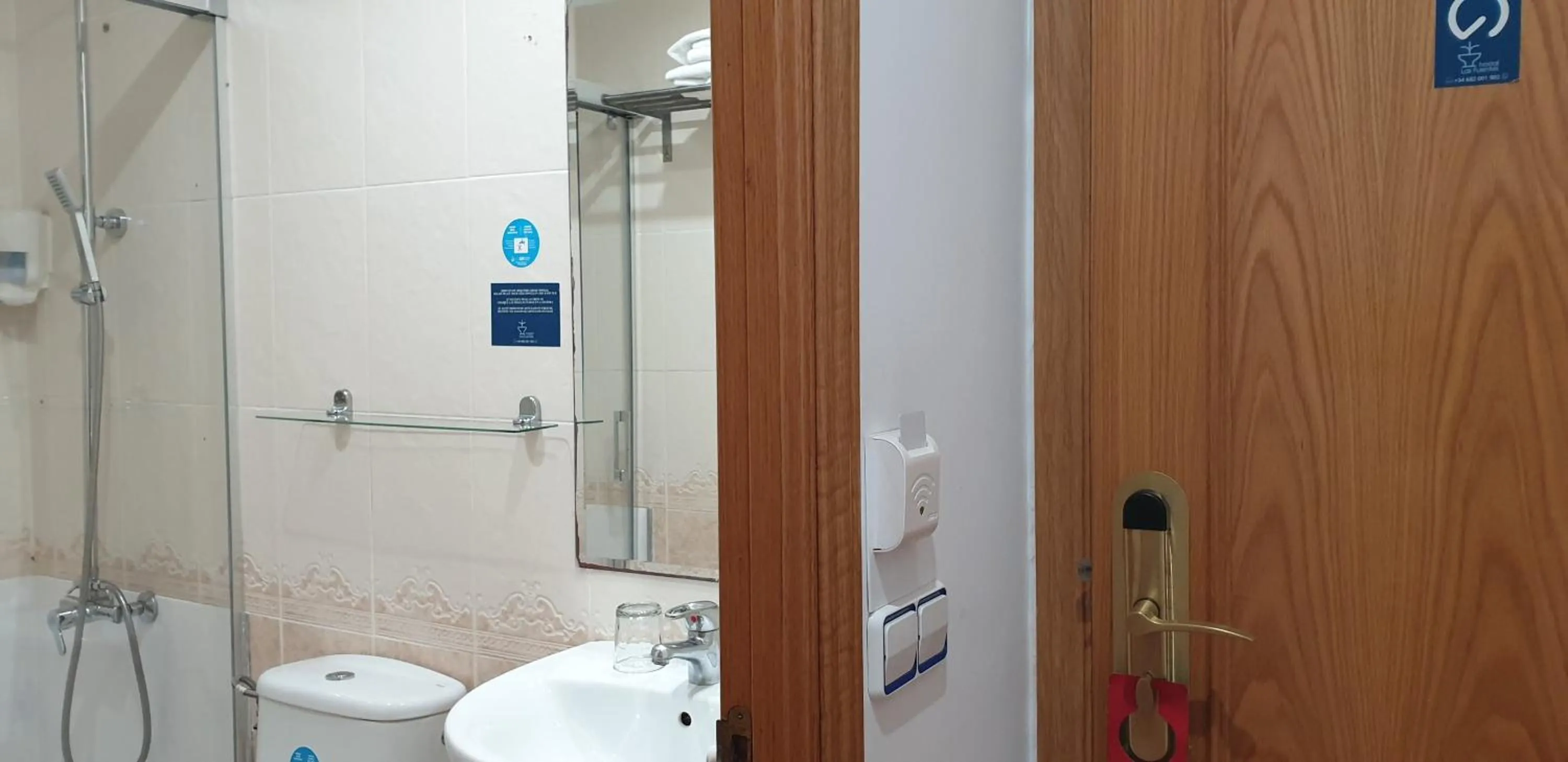 Shower in Hostal Las Fuentes