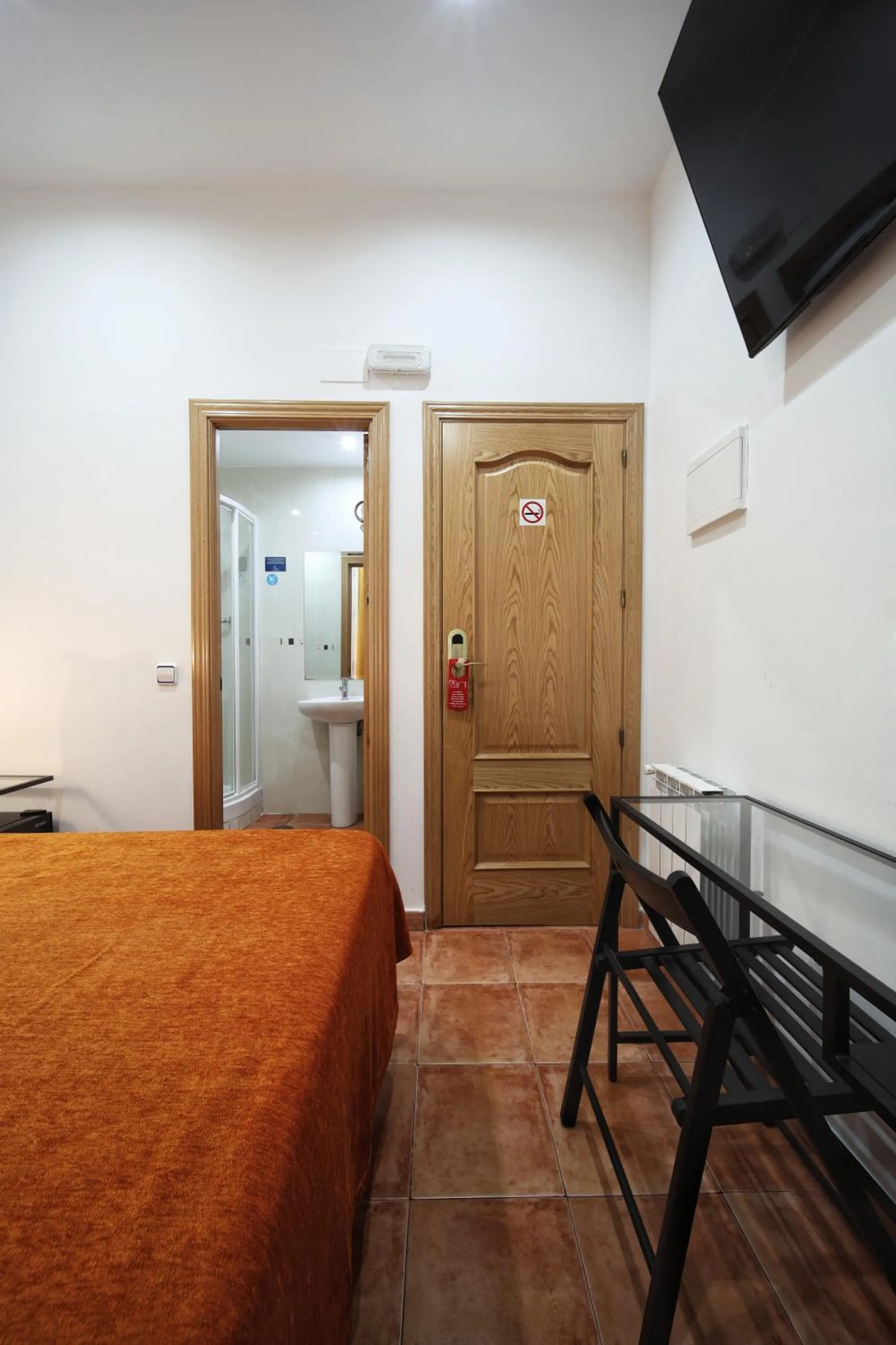 Bathroom, Bed in Hostal Las Fuentes