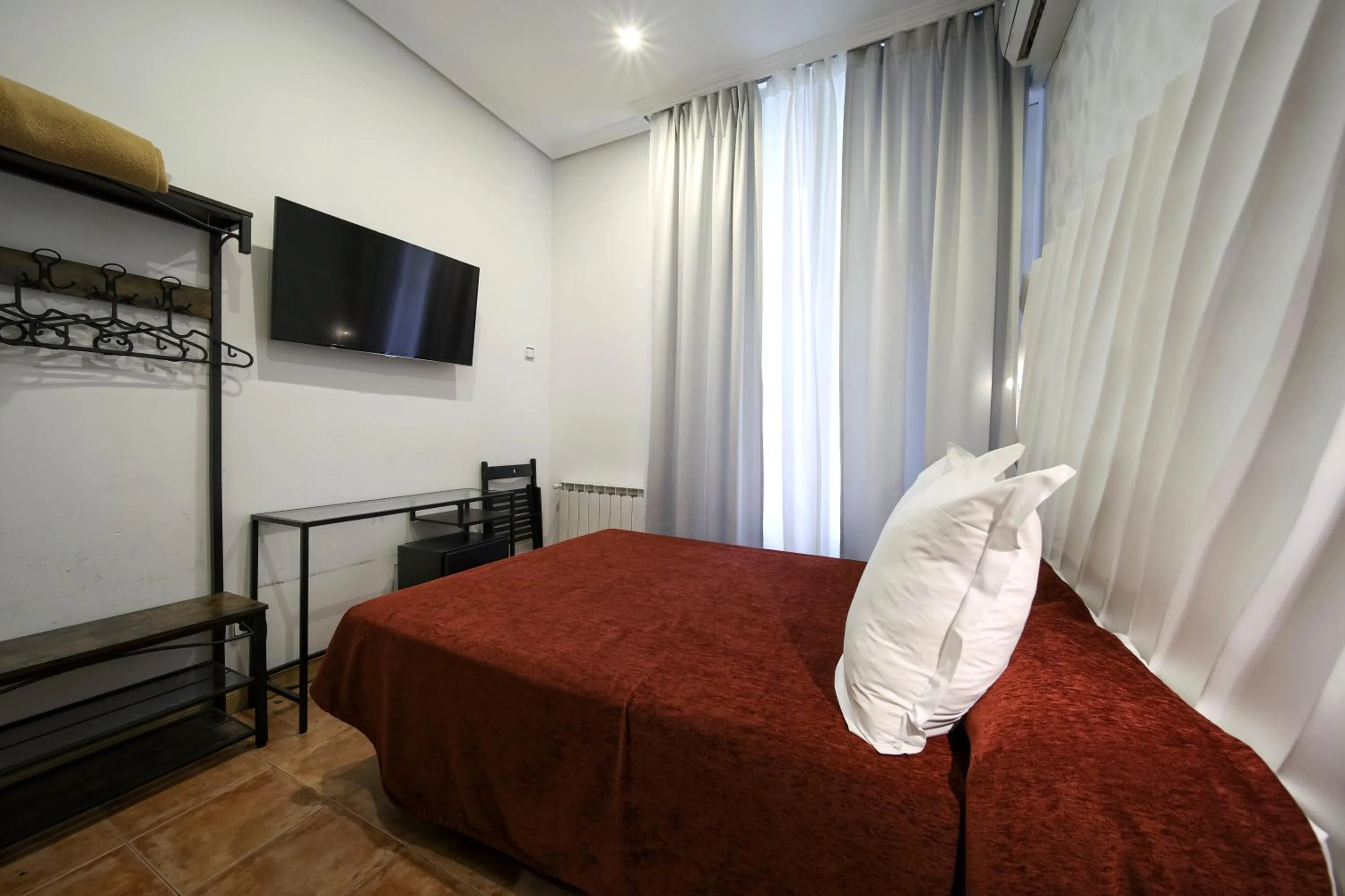 TV and multimedia, Bed in Hostal Las Fuentes