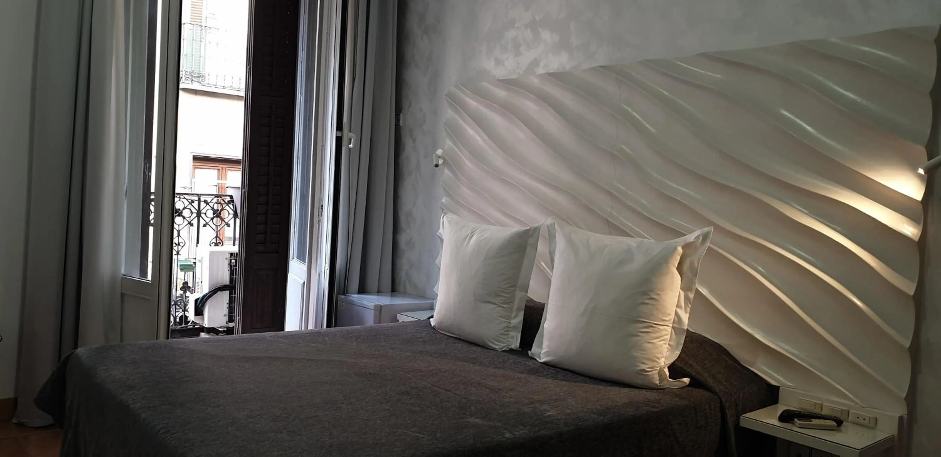 Balcony/Terrace, Bed in Hostal Las Fuentes