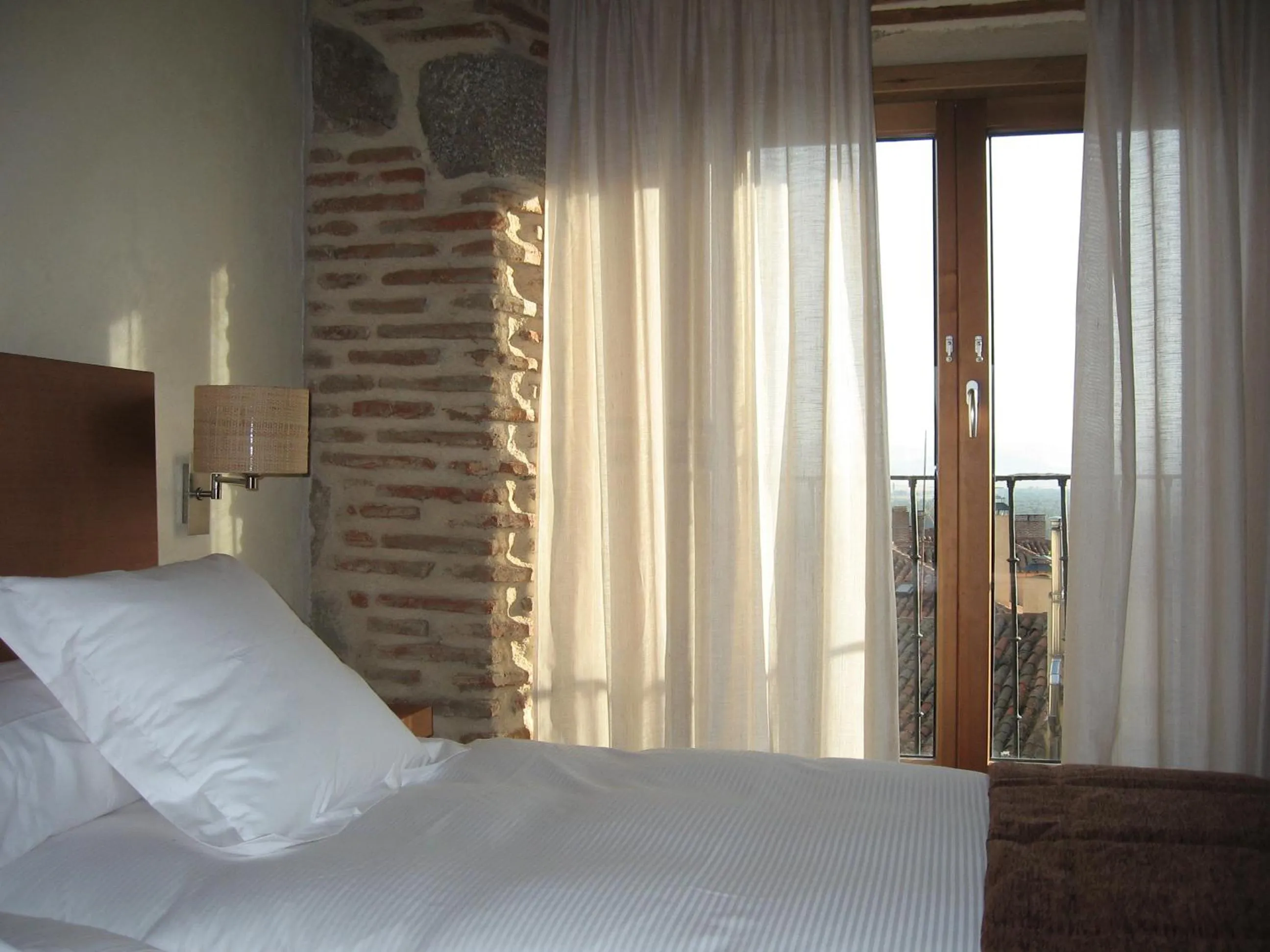 Balcony/Terrace, Bed in Hotel Las Leyendas