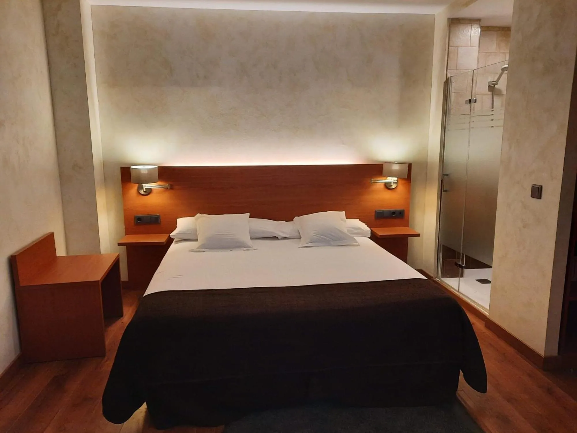 Shower, Bed in Hotel Las Leyendas