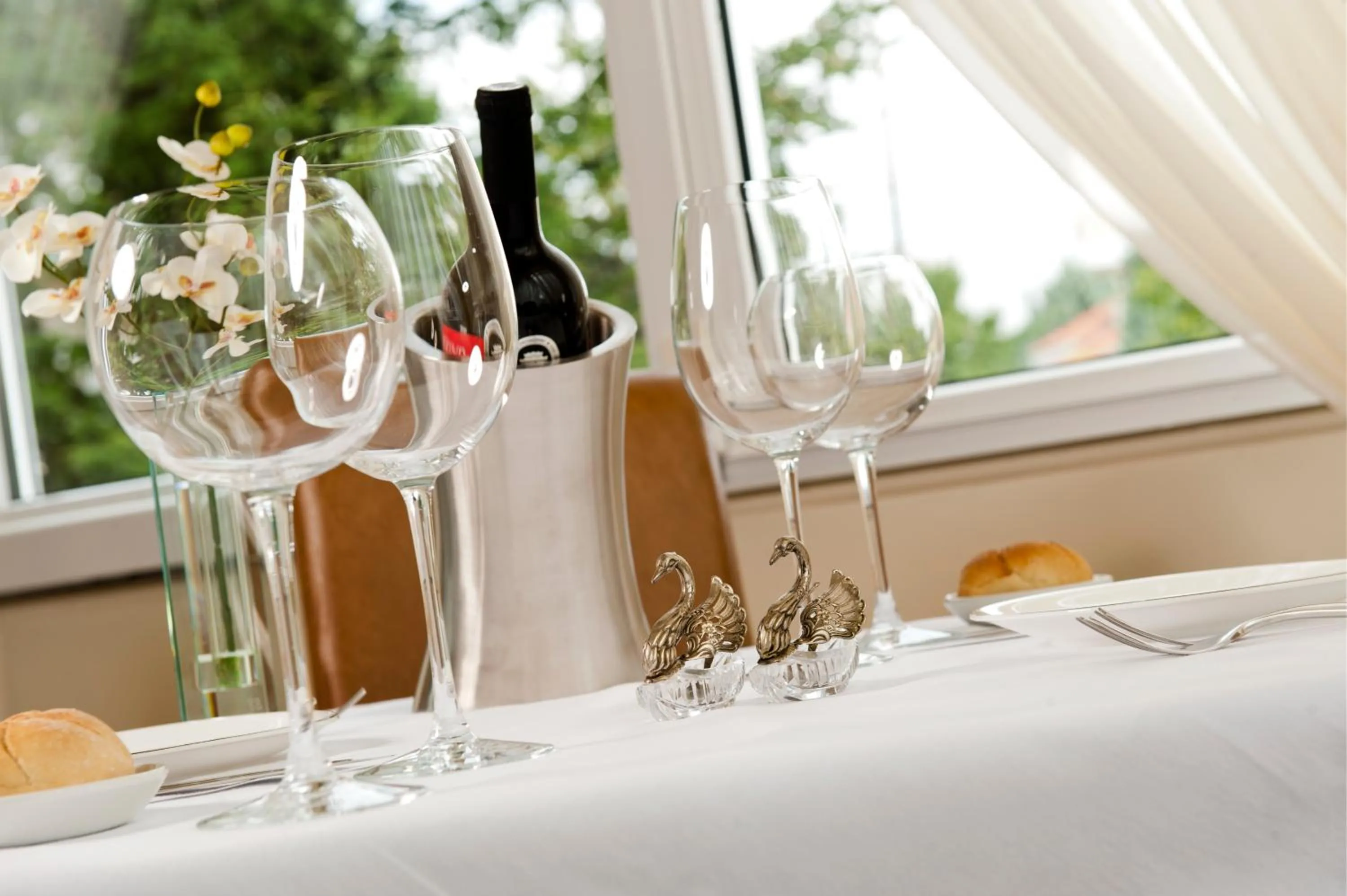 Restaurant/places to eat in Chloe Luxury Hotel