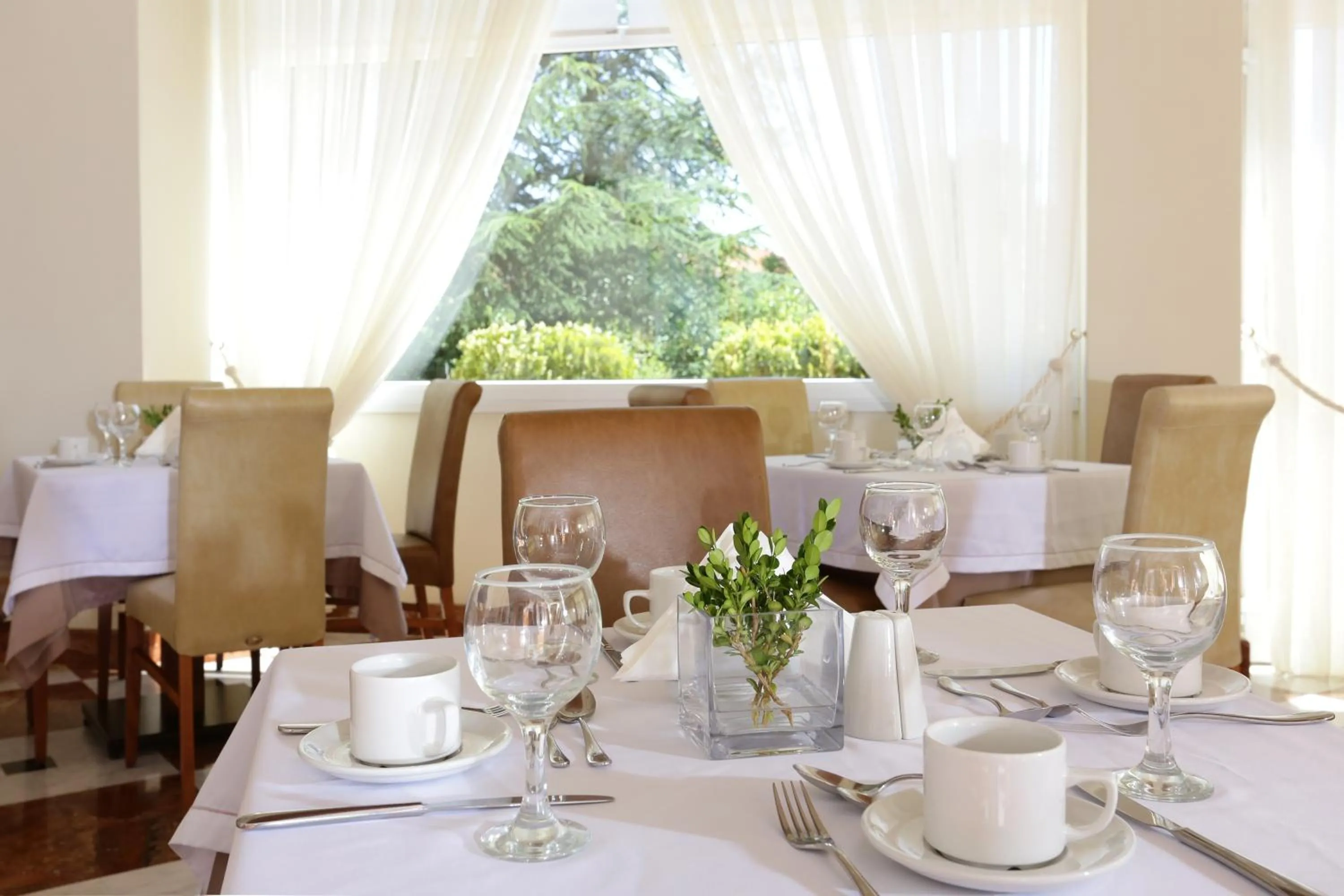 Restaurant/places to eat in Chloe Luxury Hotel