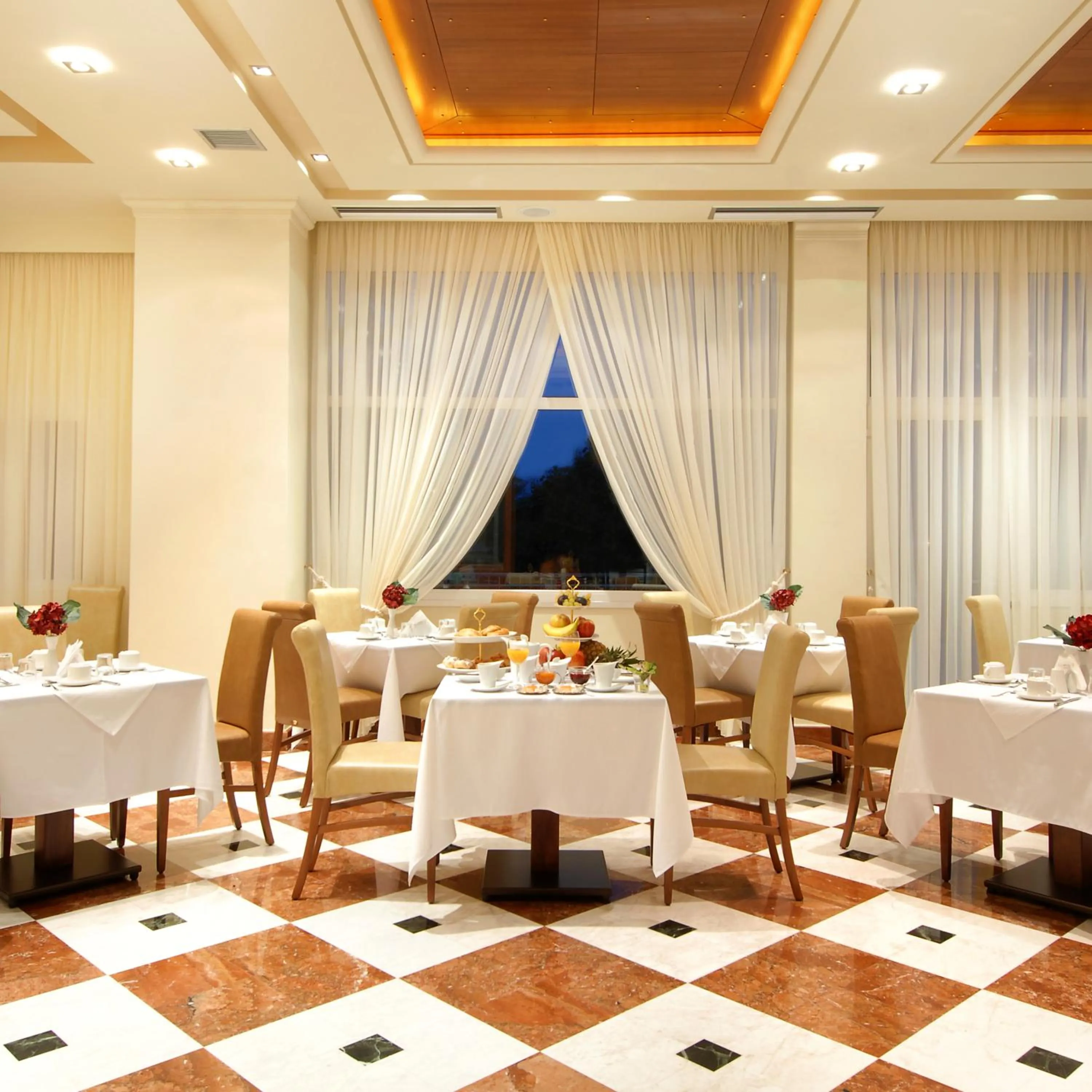 Restaurant/places to eat in Chloe Luxury Hotel