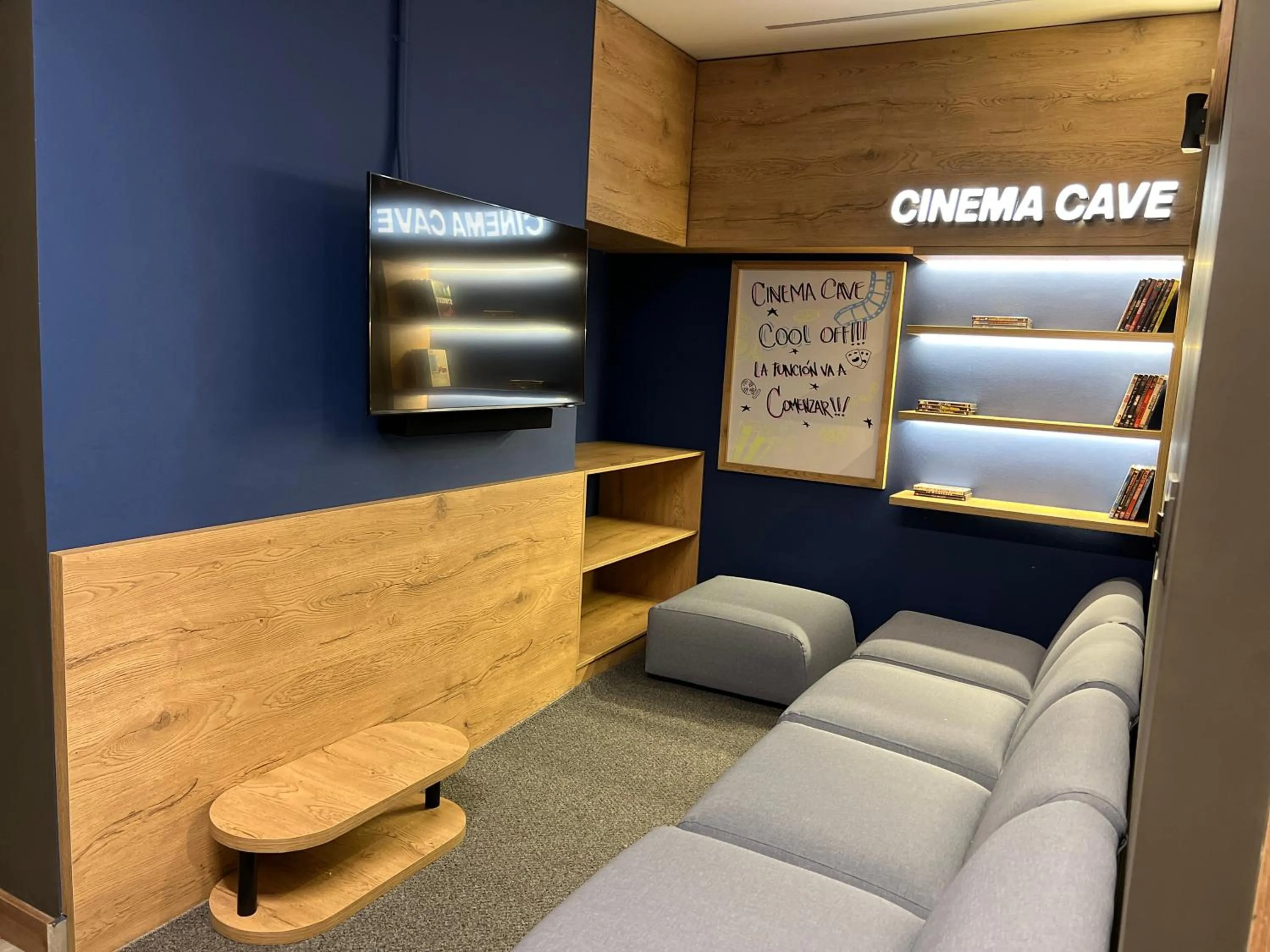 Communal lounge/ TV room in Los Patios Cool Living