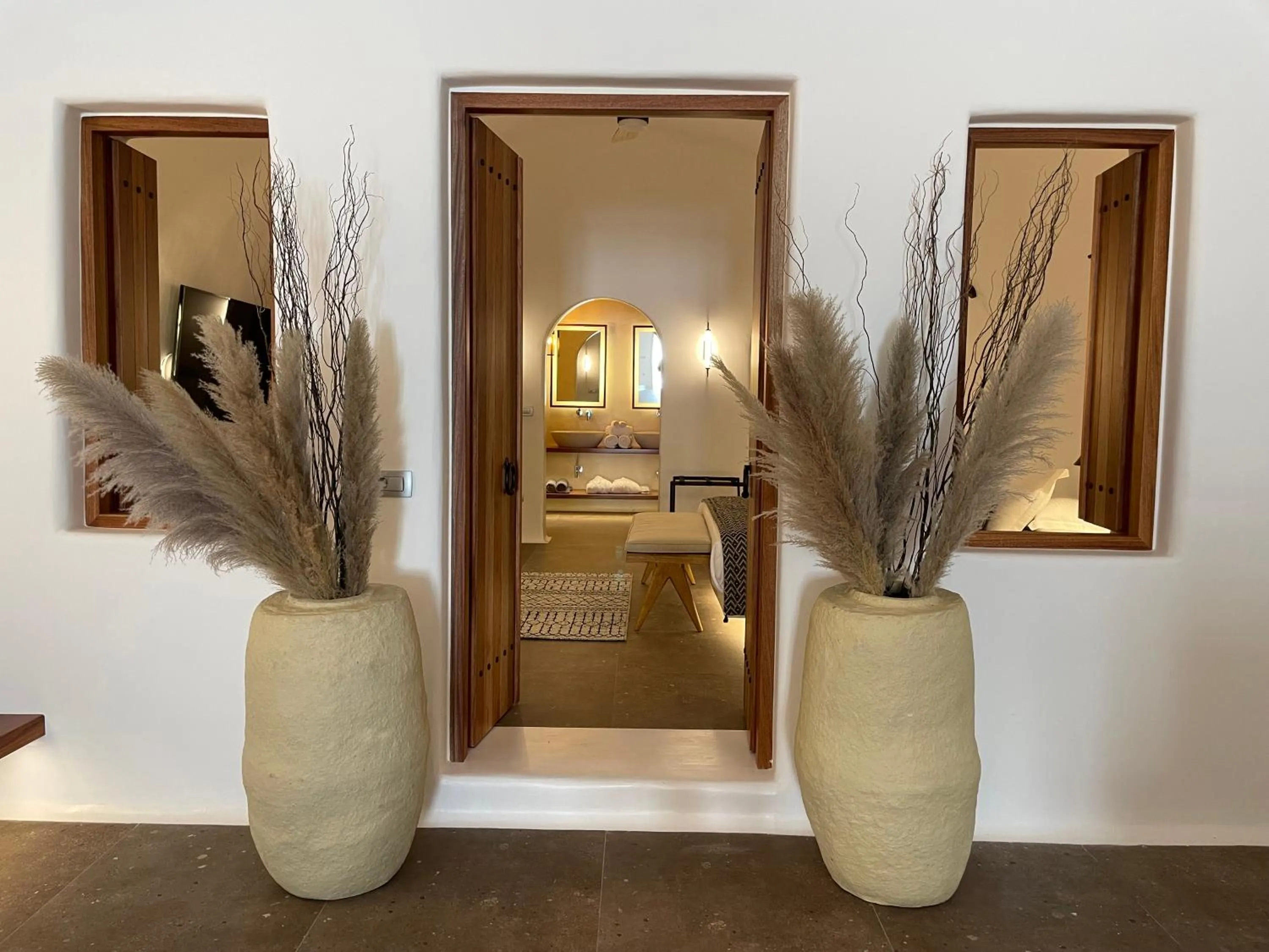 Photo of the whole room in Victoria Caves