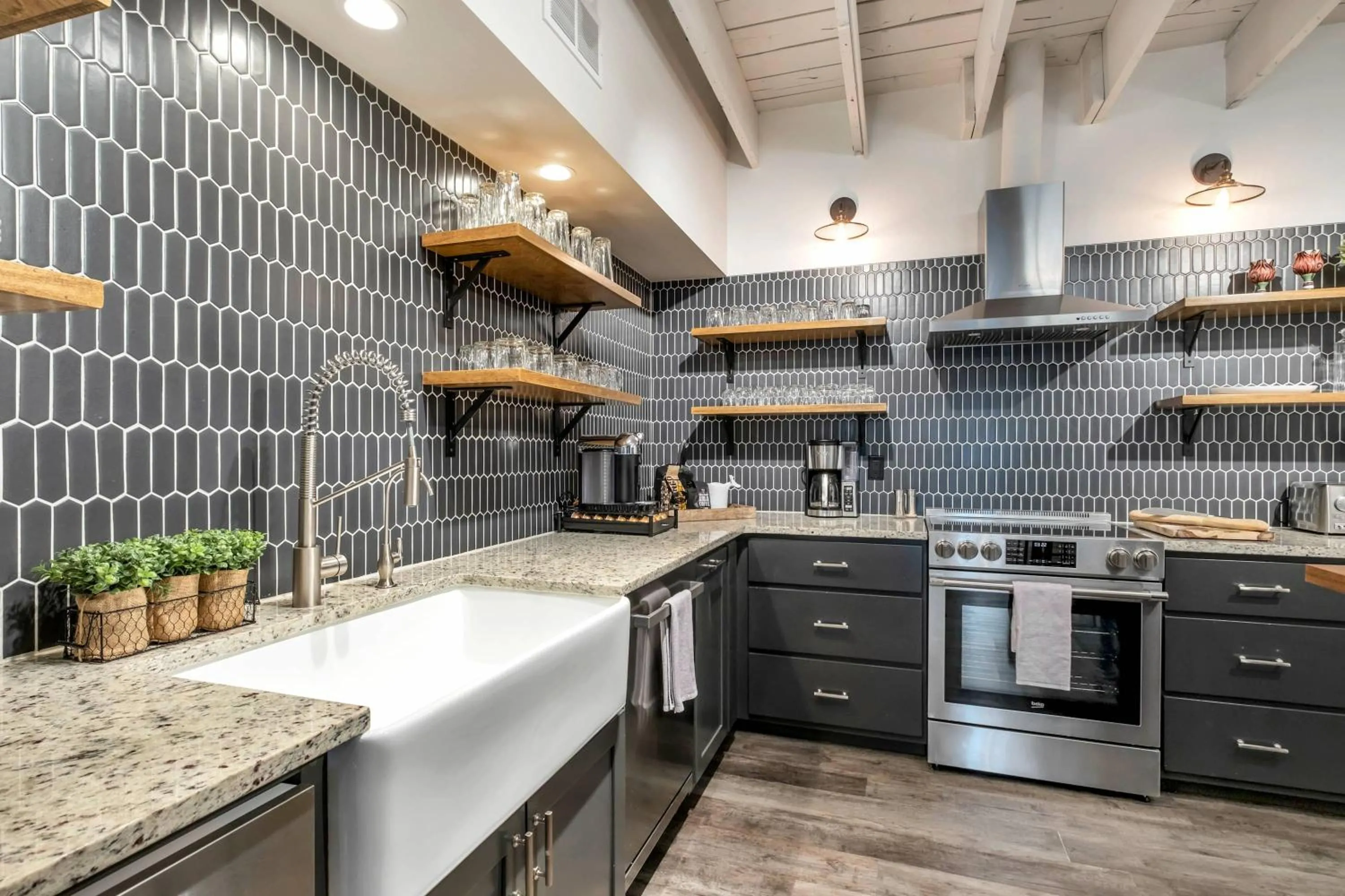 Skyline Suite with Penthouse & Rooftop Deck 6BR by Maddox Hotel