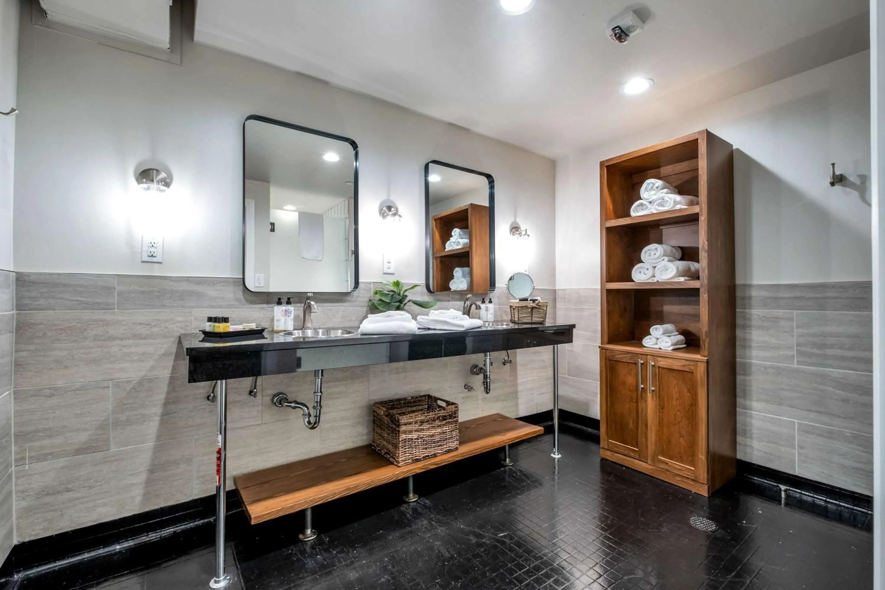 Skyline Suite with Penthouse & Rooftop Deck 6BR by Maddox Hotel