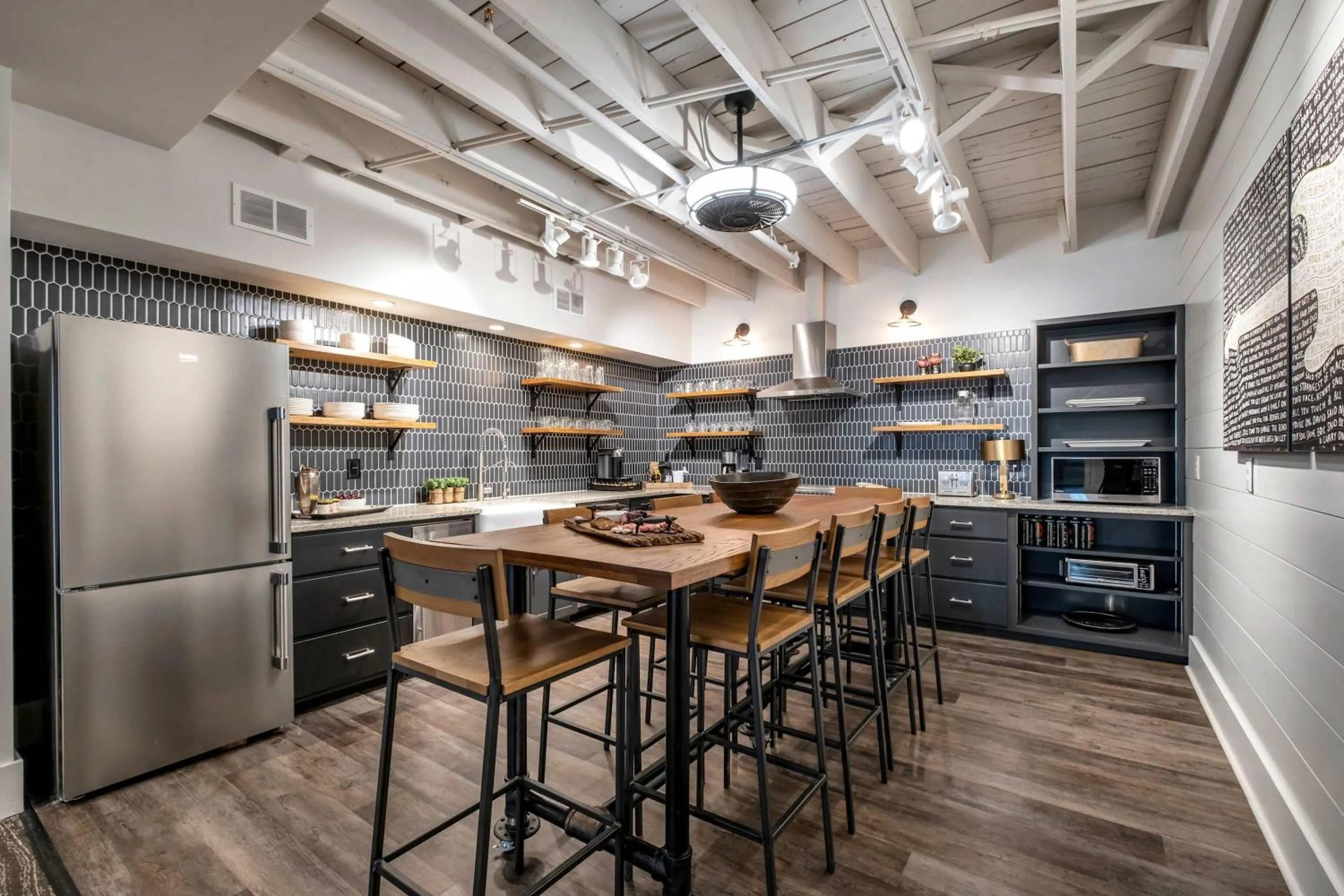 Skyline Suite with Penthouse & Rooftop Deck 6BR by Maddox Hotel