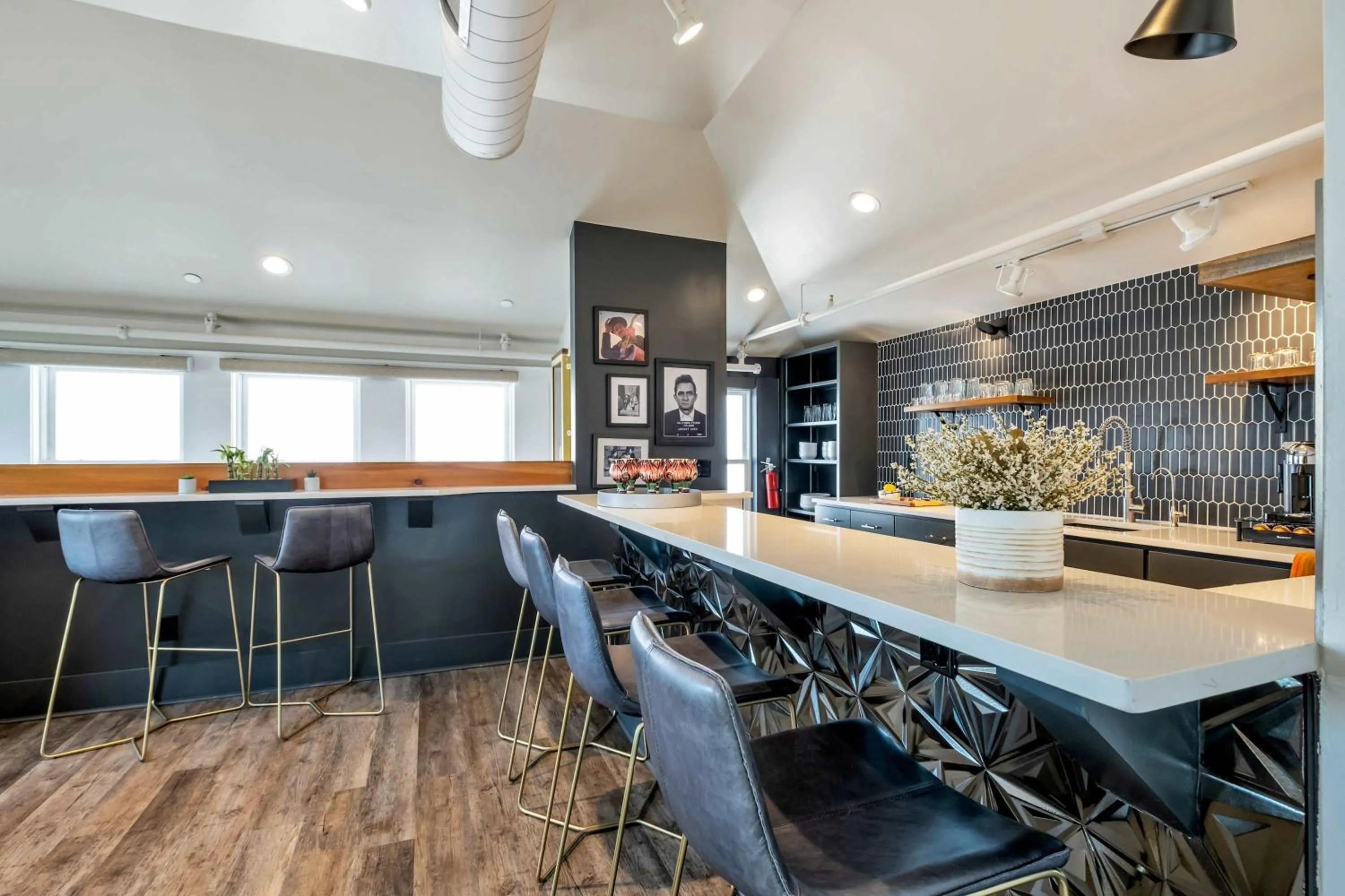 Skyline Suite with Penthouse & Rooftop Deck 6BR by Maddox Hotel