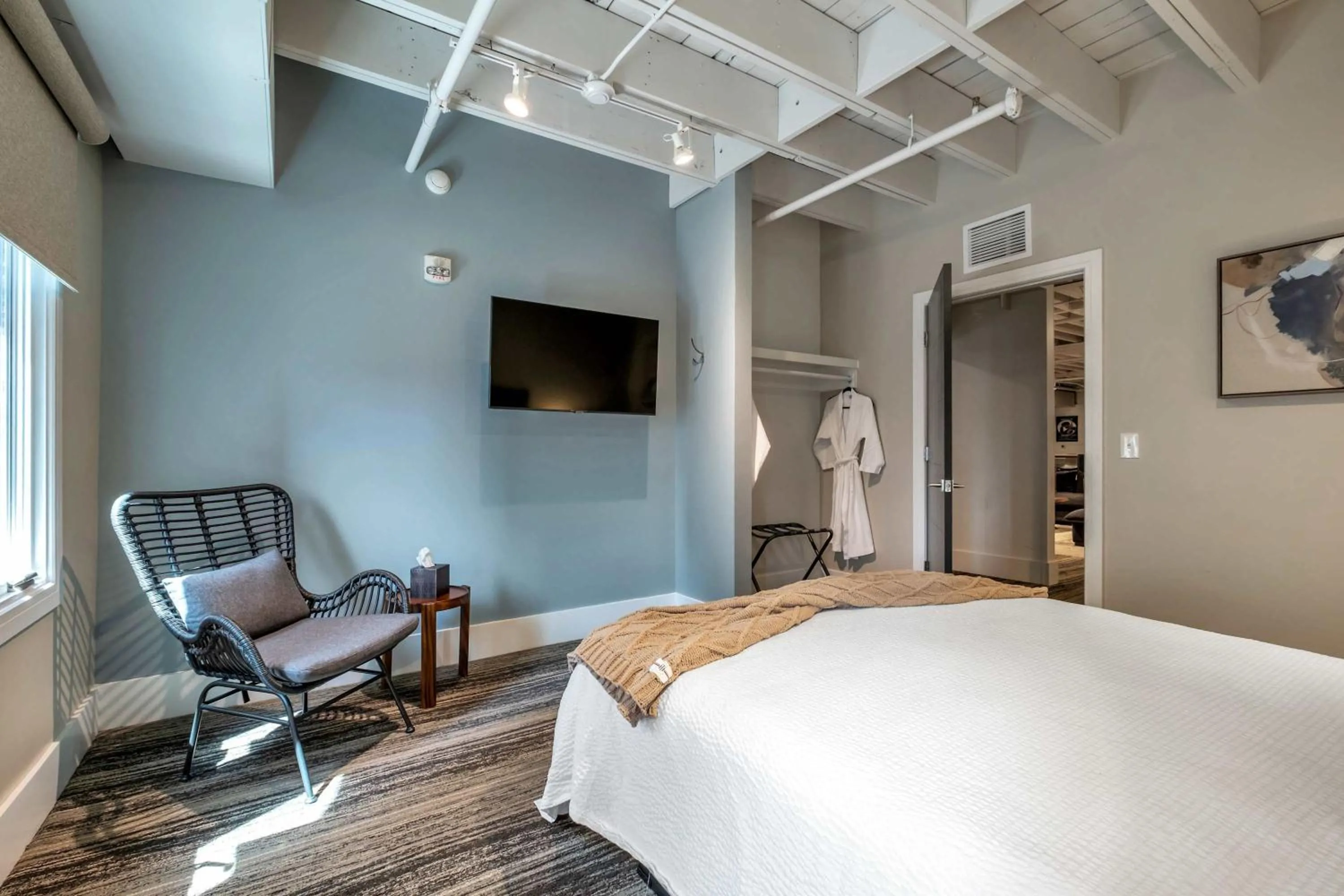 Bed in Skyline Suite with Penthouse & Rooftop Deck 6BR by Maddox Hotel