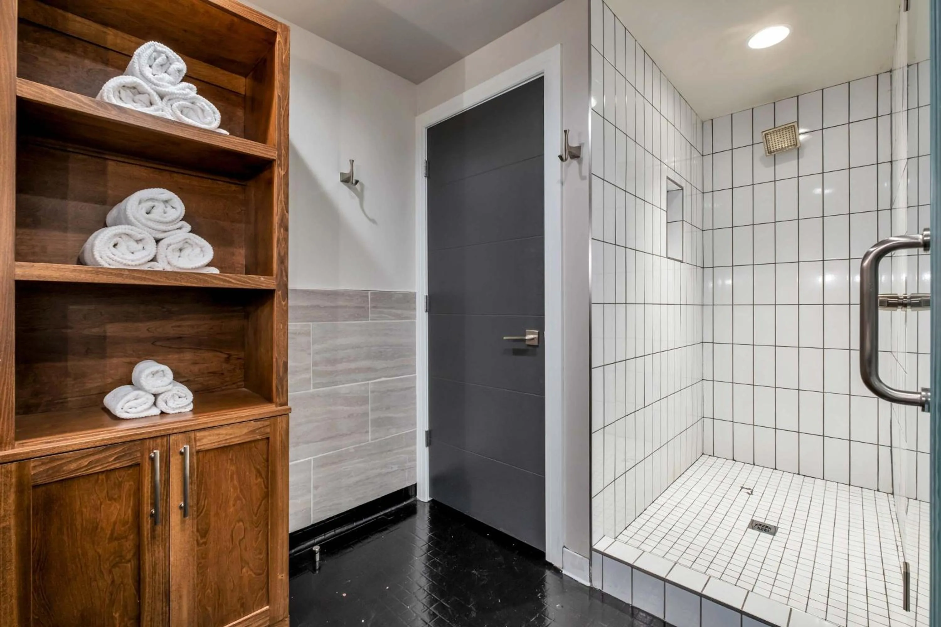 Skyline Suite with Penthouse & Rooftop Deck 6BR by Maddox Hotel