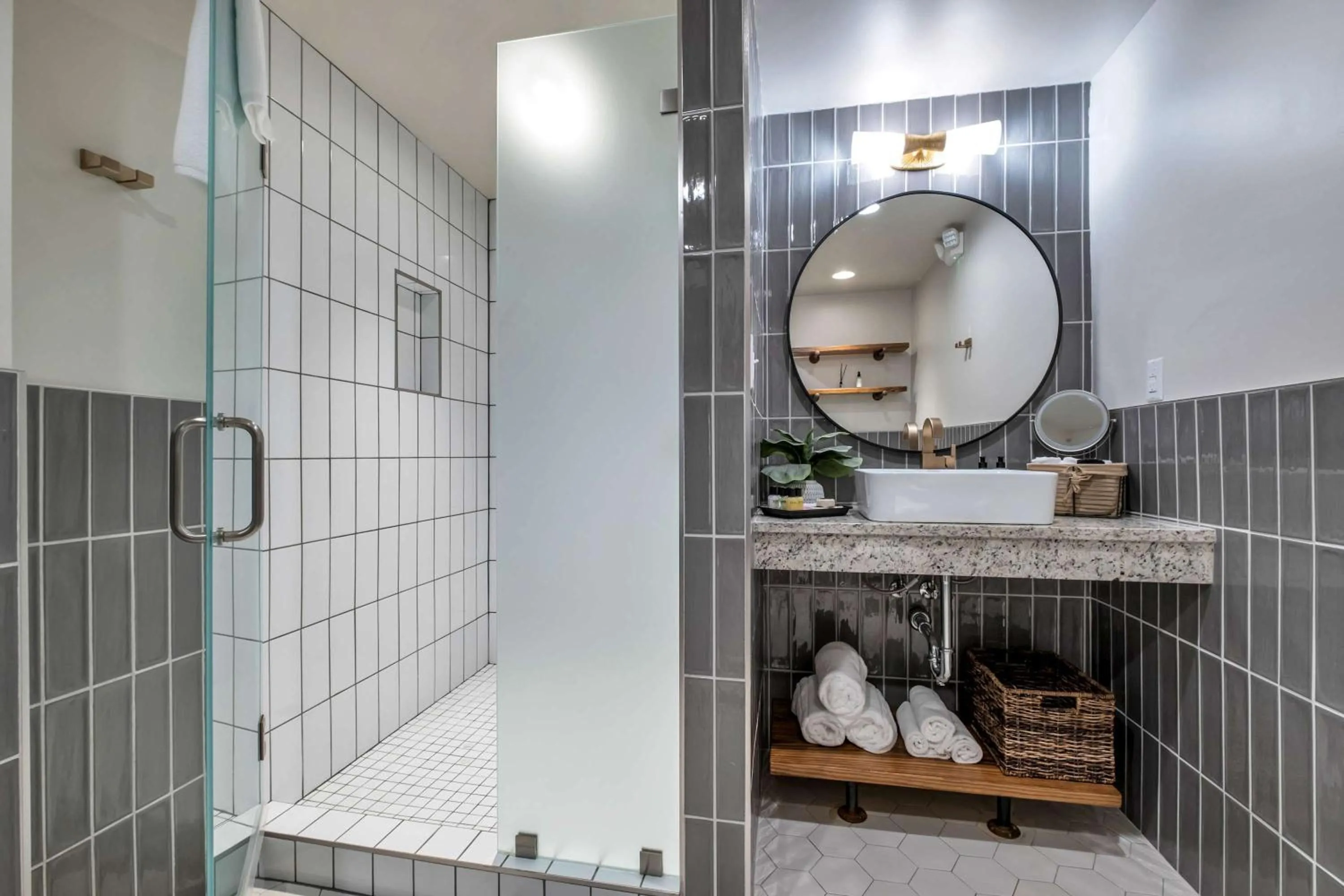 Skyline Suite with Penthouse & Rooftop Deck 6BR by Maddox Hotel