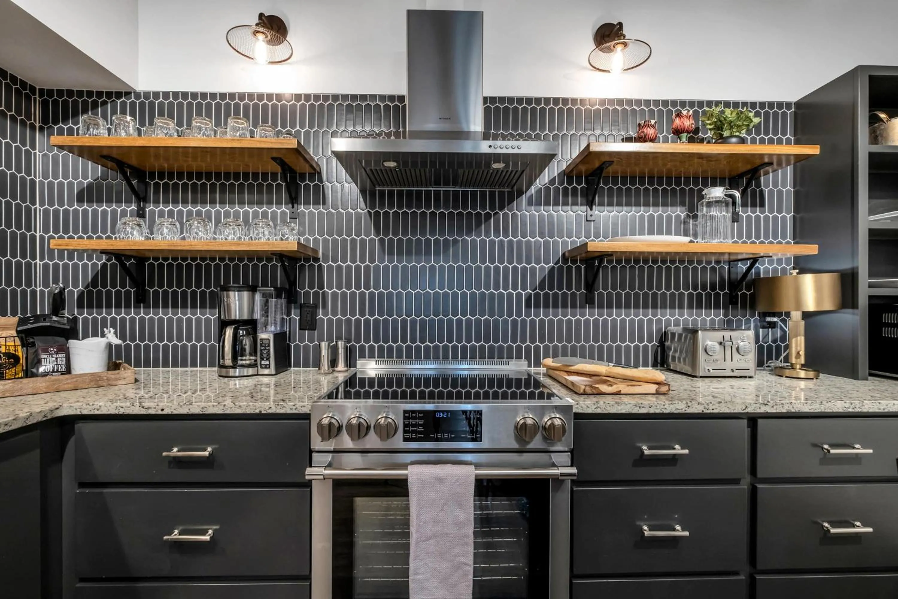 Skyline Suite with Penthouse & Rooftop Deck 6BR by Maddox Hotel