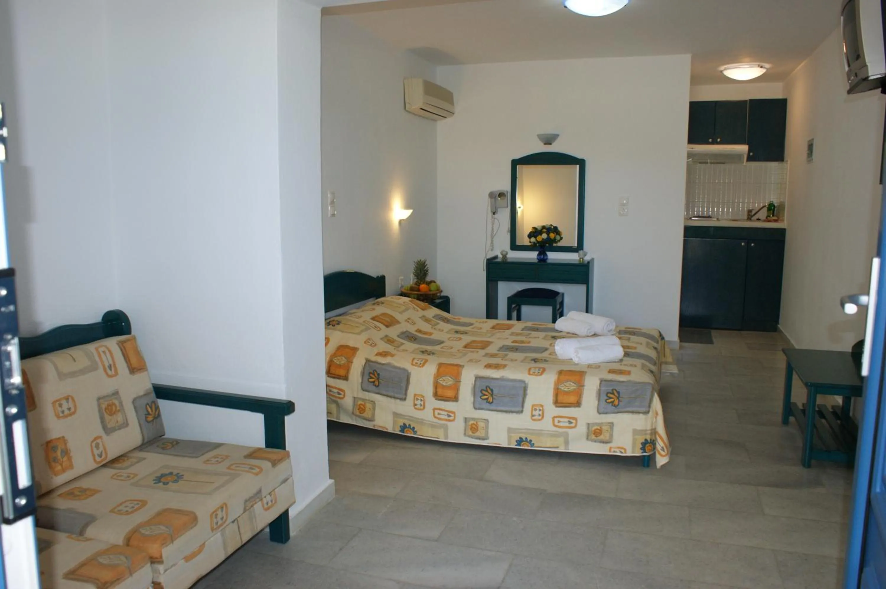 Kitchen or kitchenette, Bed in Colosseo Star