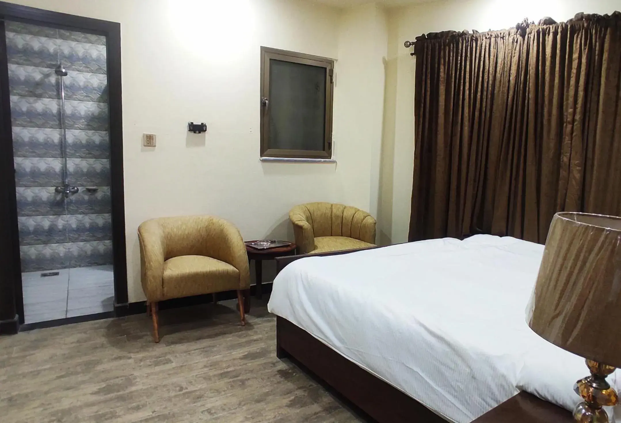 Deluxe Double Room (2 Adults + 1 Child) in Hotel Daffodils Deluxe Double Room (2 Adults + 1 Child) in Hotel Daffodils