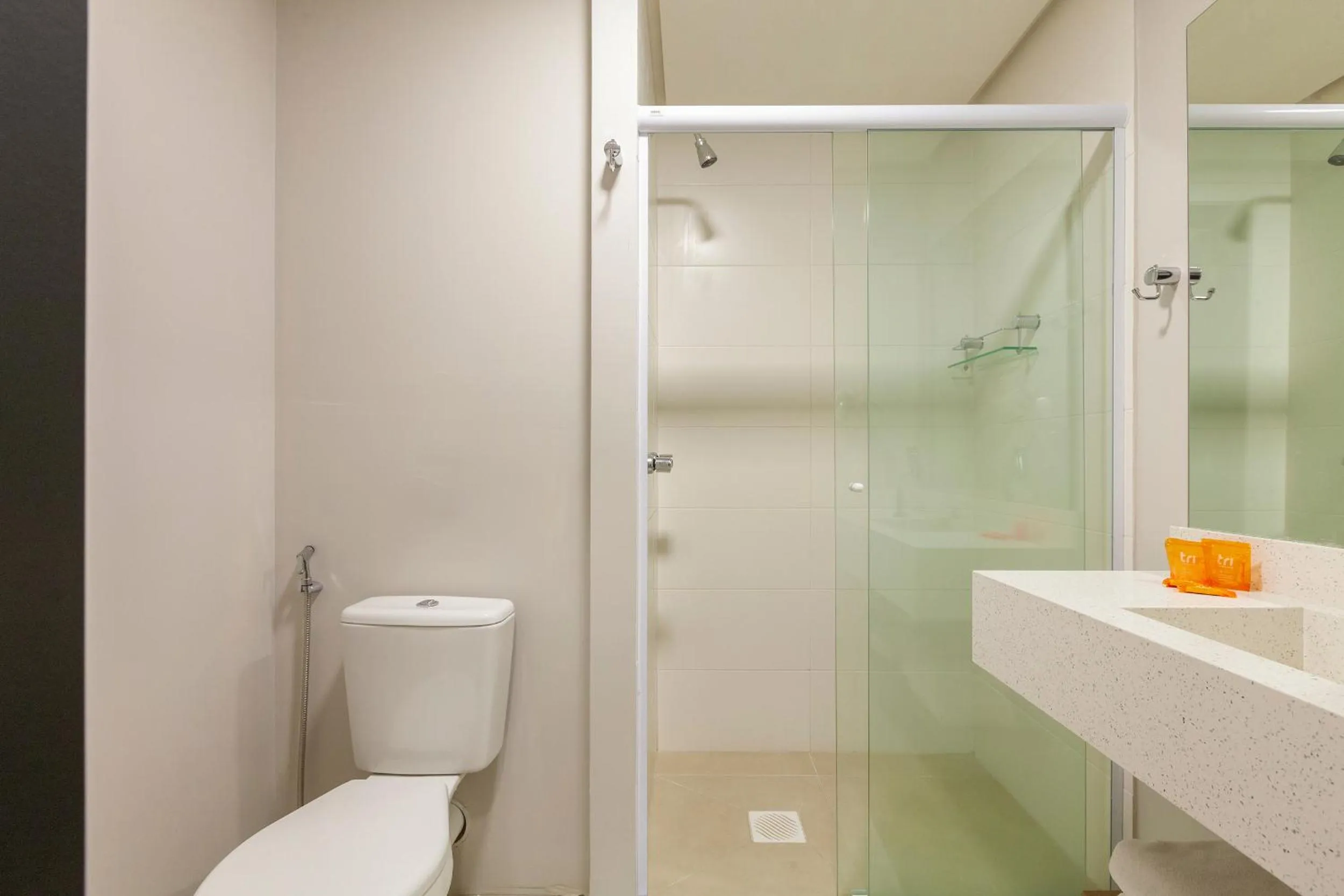 Toilet in Tri Hotel Antônio Prado