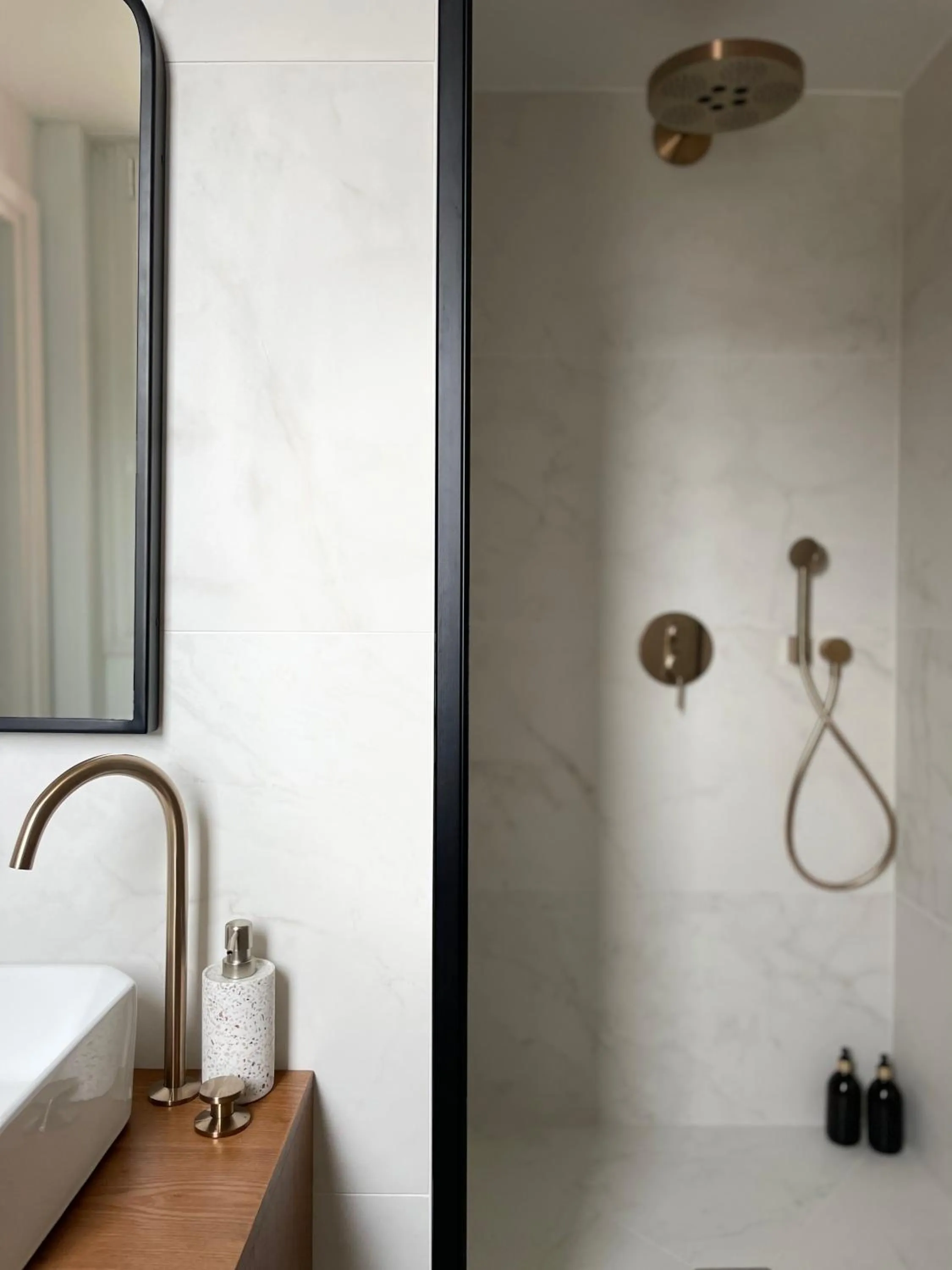 Shower in LA GRANDE MAISON LGM