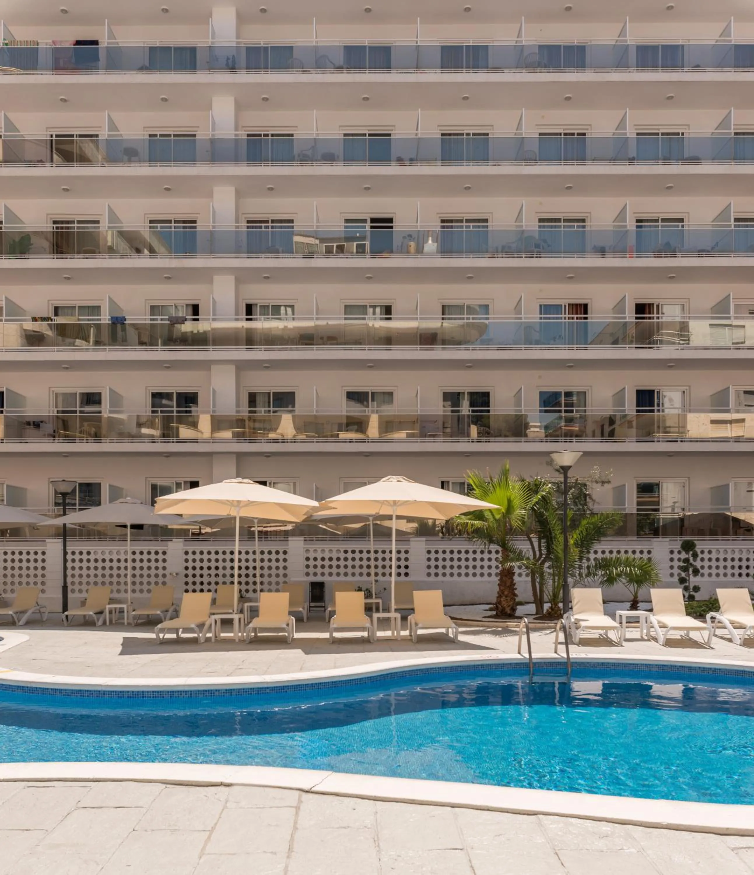 Swimming pool in Hotel Salou Beach Family Rentalmar