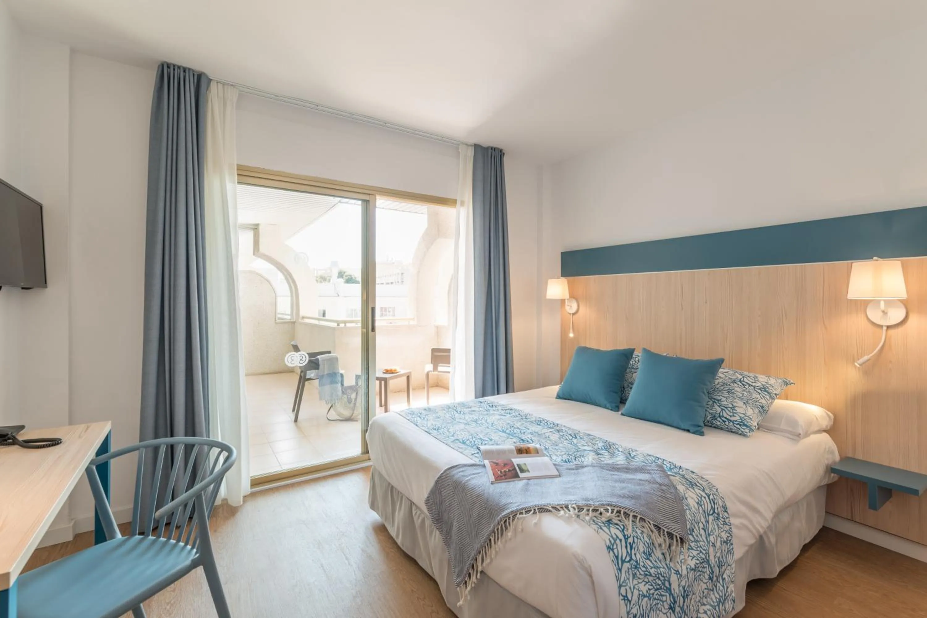 Bedroom, Bed in Hotel Salou Beach Family Rentalmar