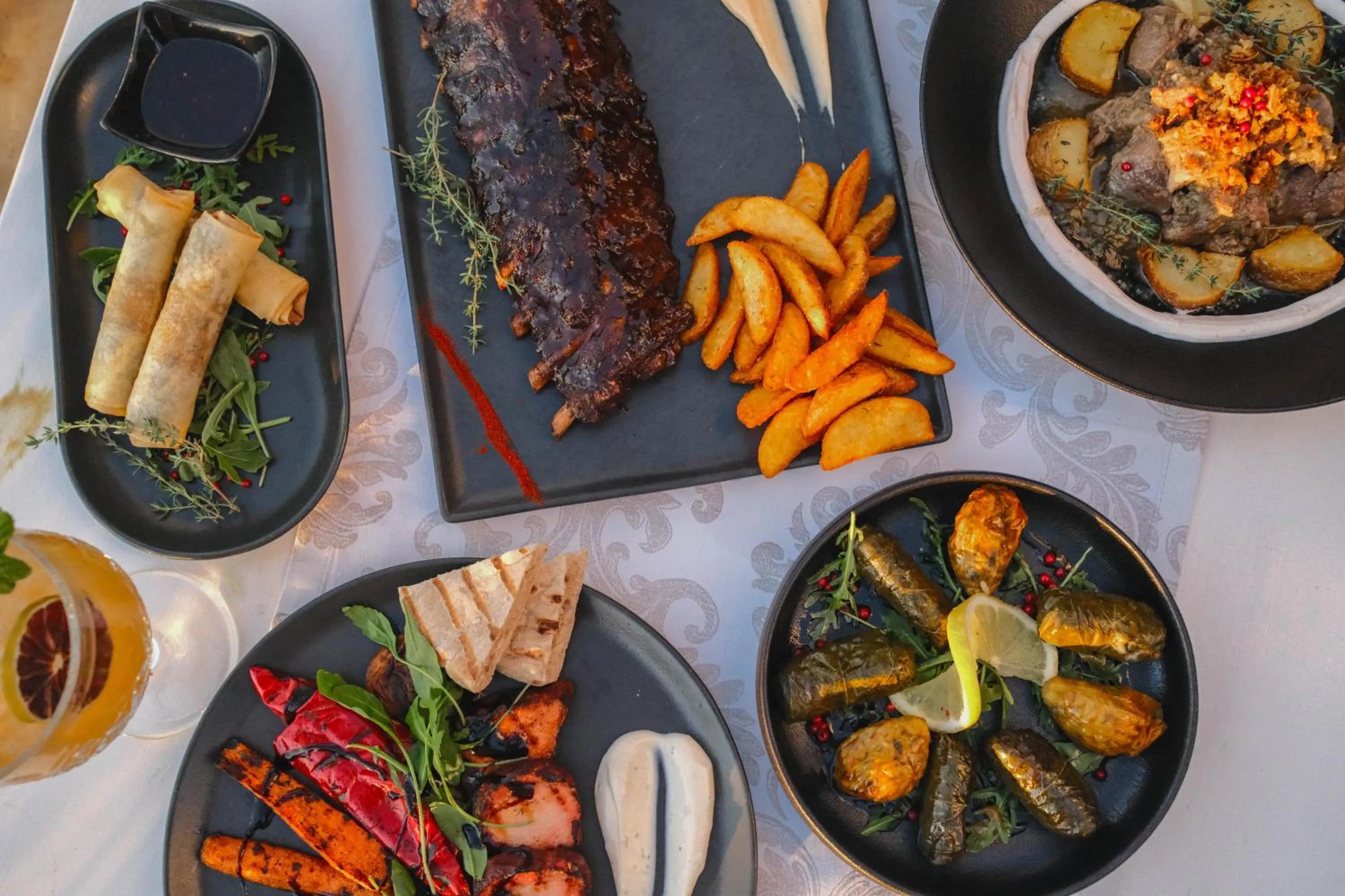 Restaurant/places to eat in Alexis Hotel