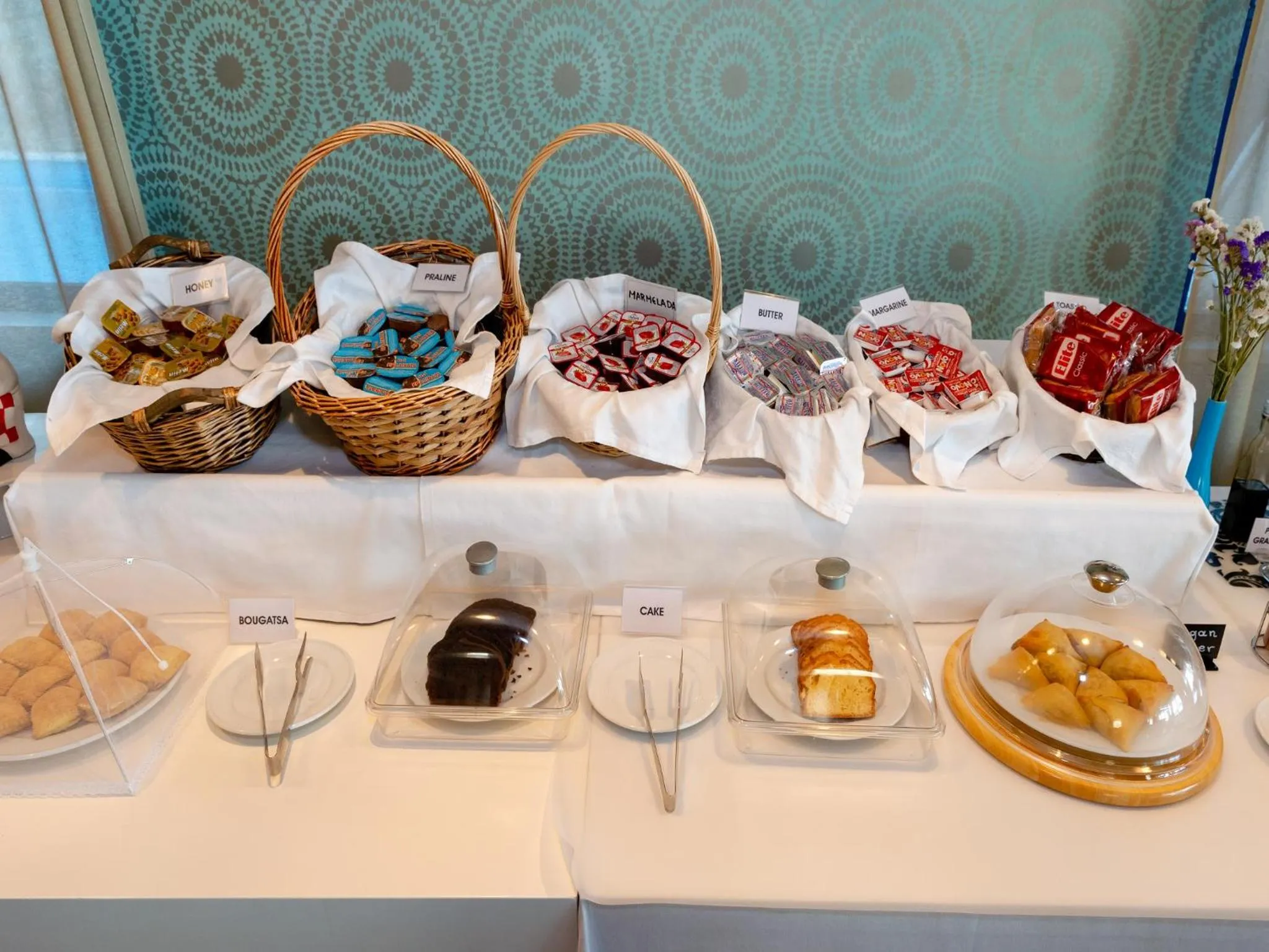 Food and drinks in Alexis Hotel