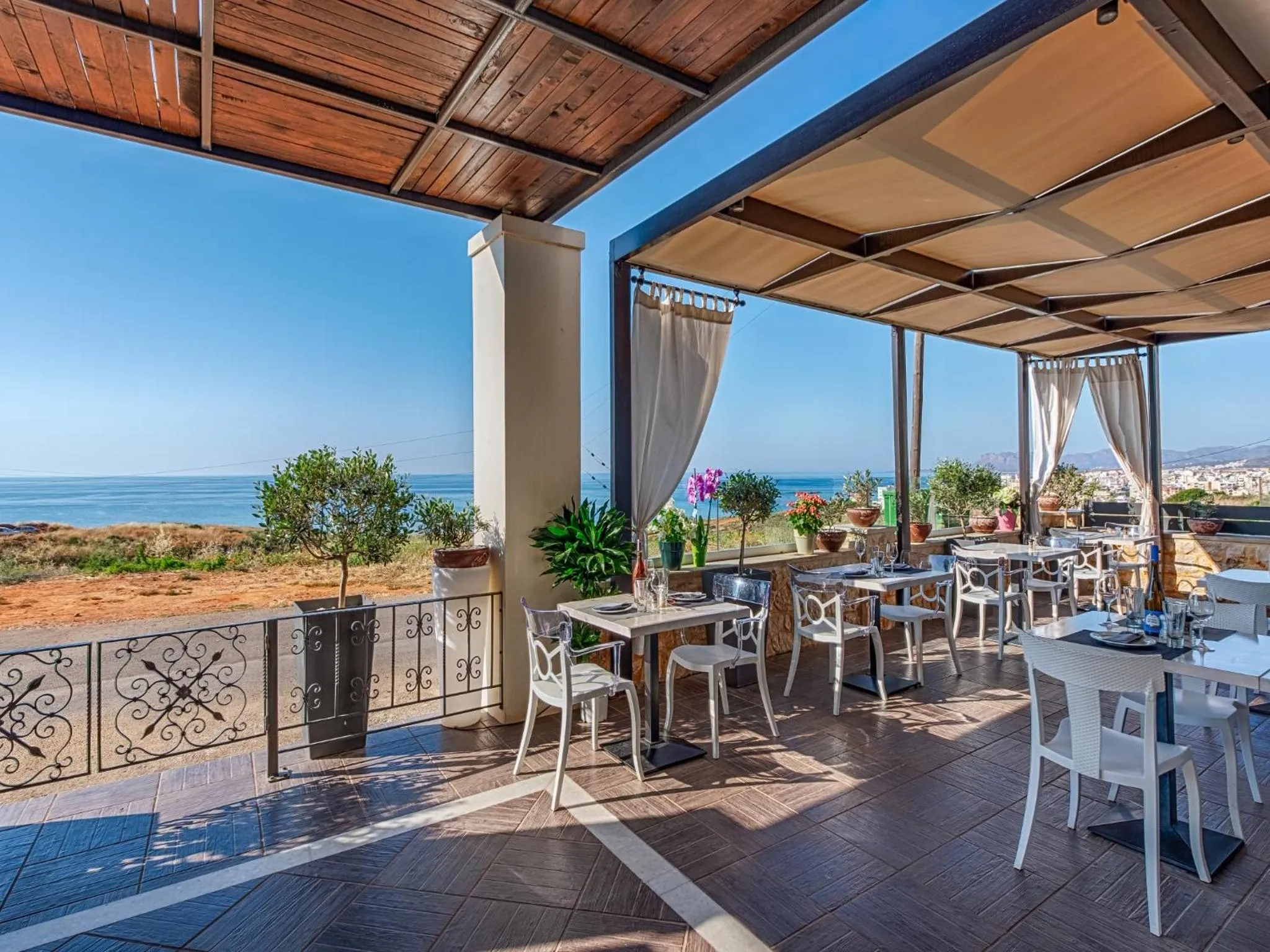 Restaurant/places to eat in Alexis Hotel