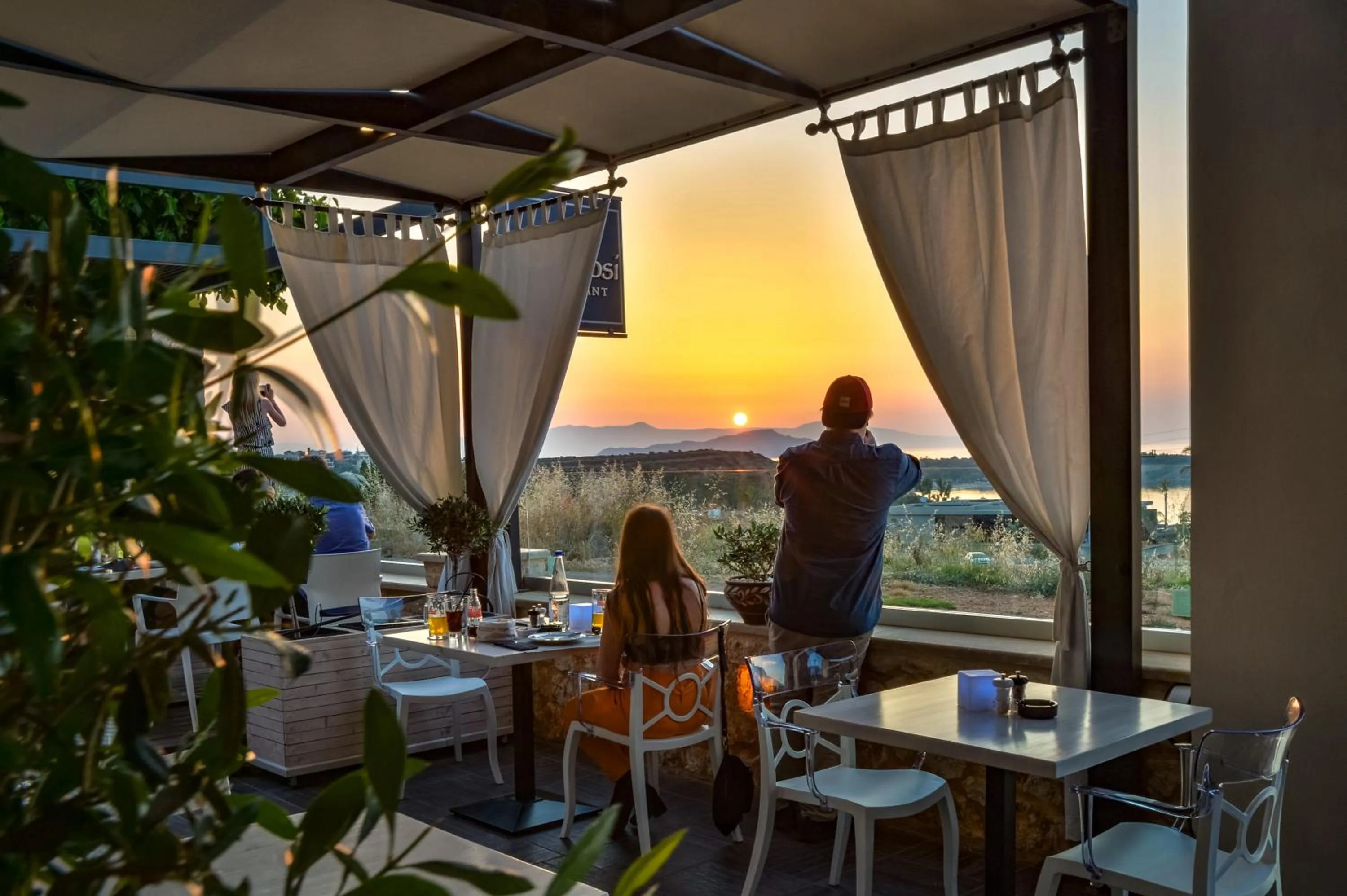 Restaurant/places to eat in Alexis Hotel