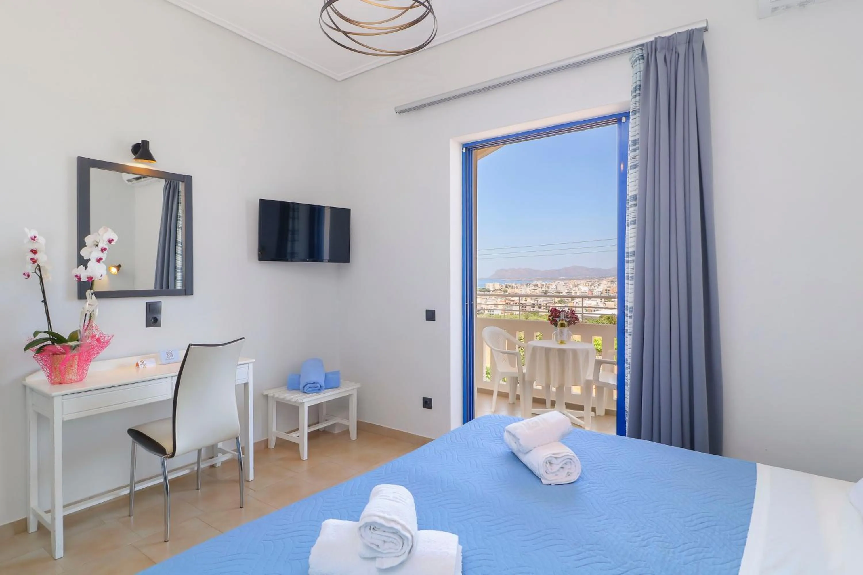 Communal lounge/ TV room, Bed in Alexis Hotel