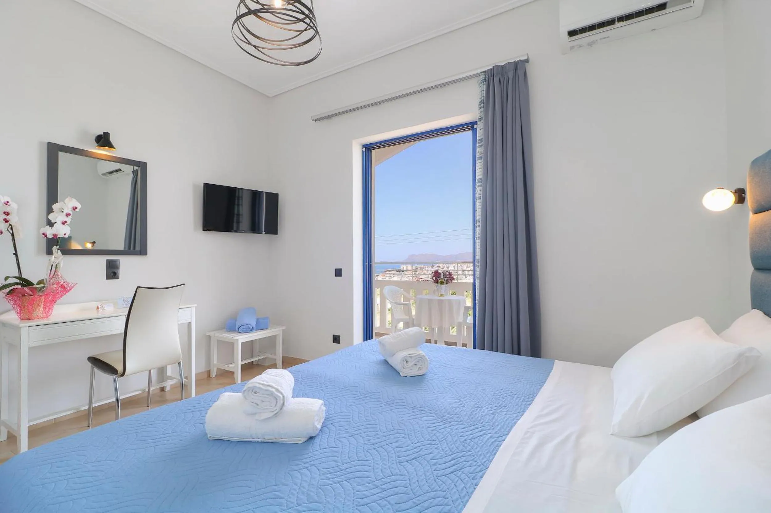 Shower, Bed in Alexis Hotel