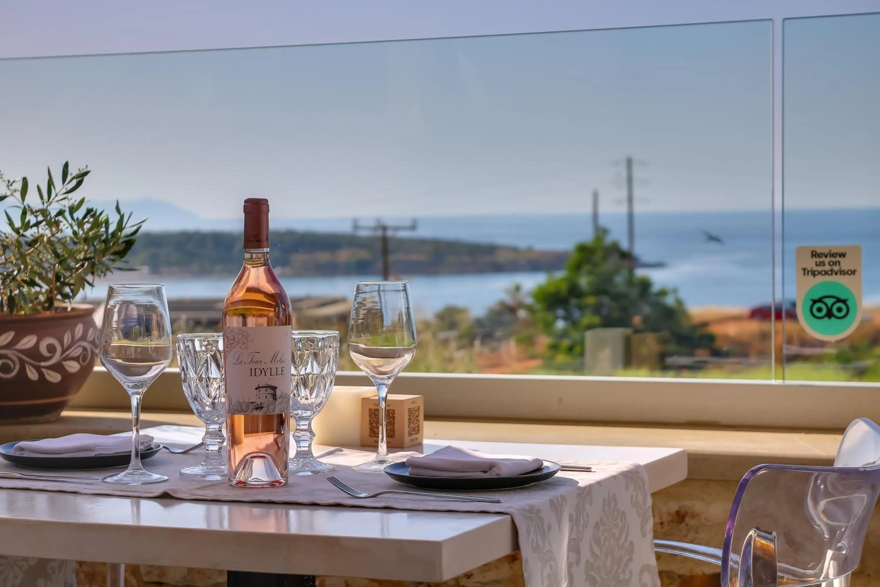 Restaurant/places to eat in Alexis Hotel